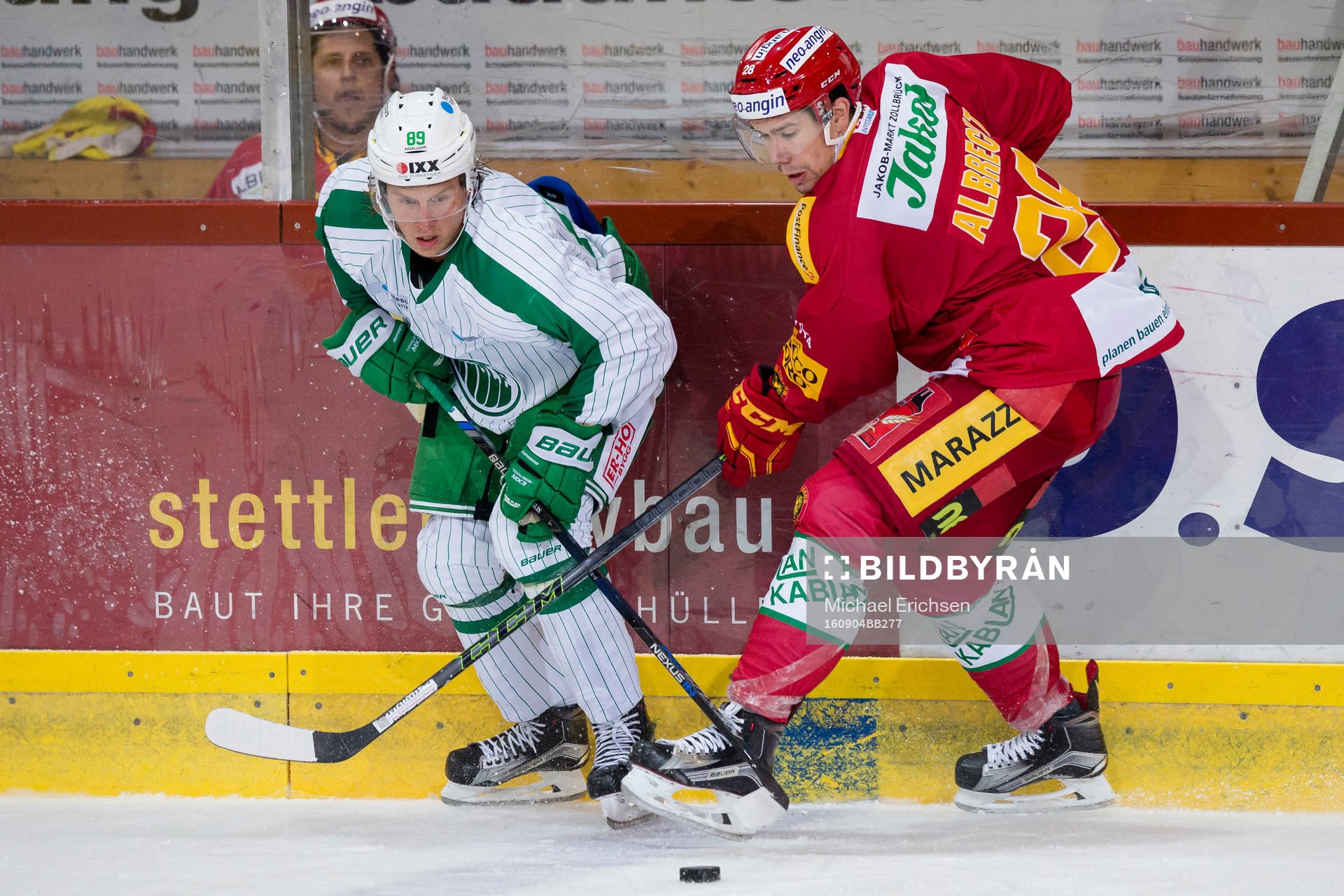 Rögles David Åslin i kamp om pucken med SLC Tigers