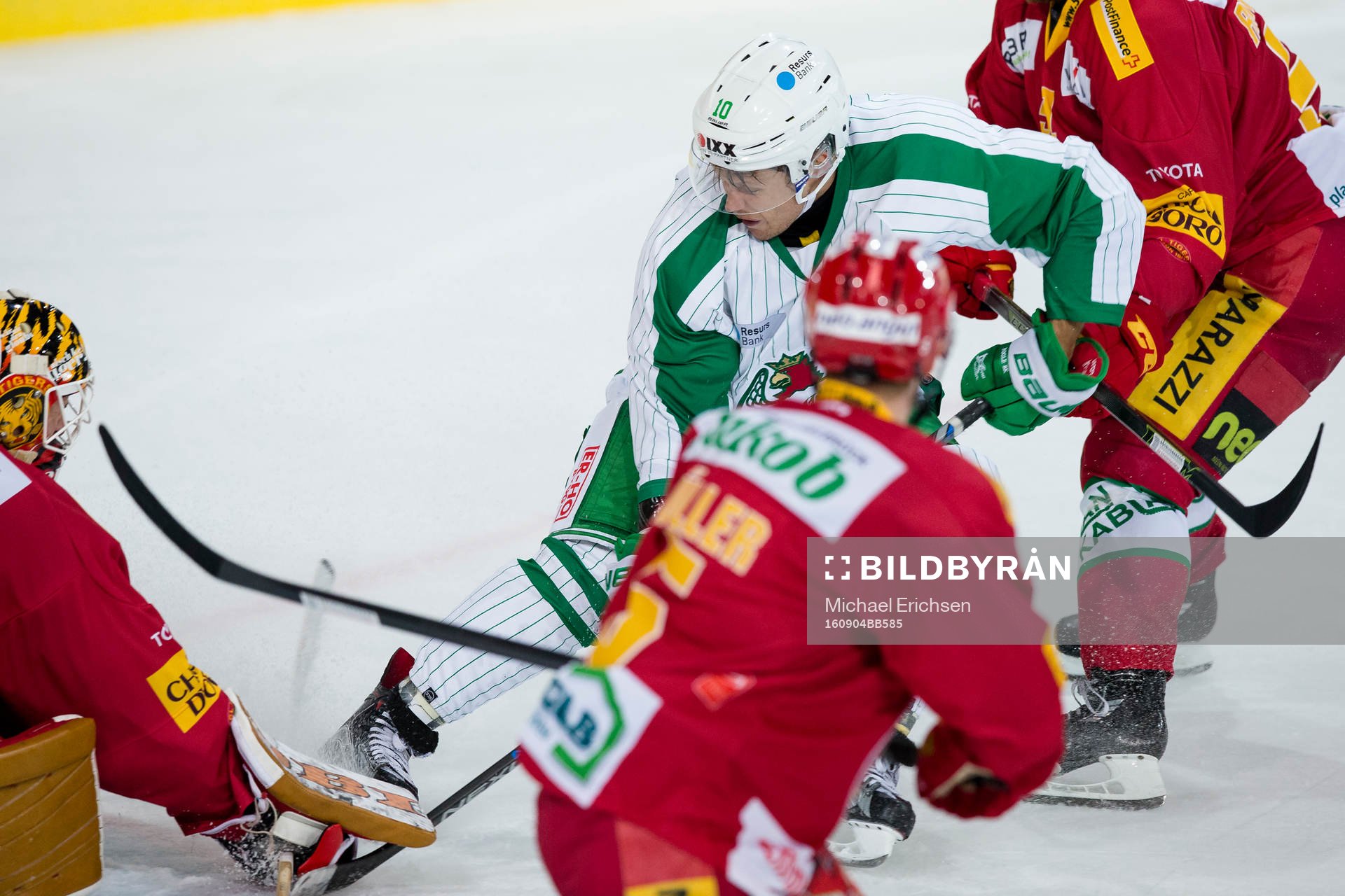 Rögles Viktor Lindgren framför SLC Tigers målvakt