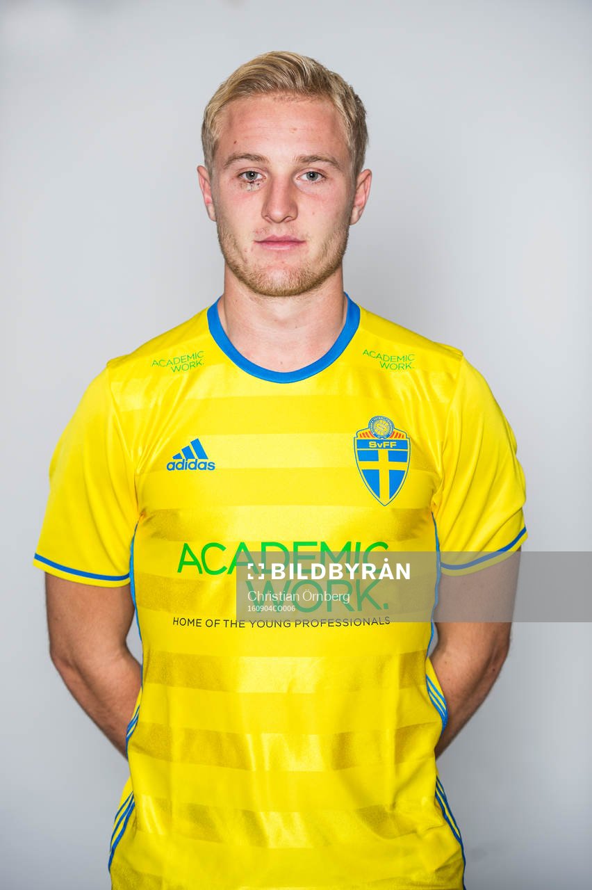 Fotbollsspelaren Franz Brorsson i Sveriges U21 landslag poserar för ett porträtt den 4 september 2016 i Malmö.