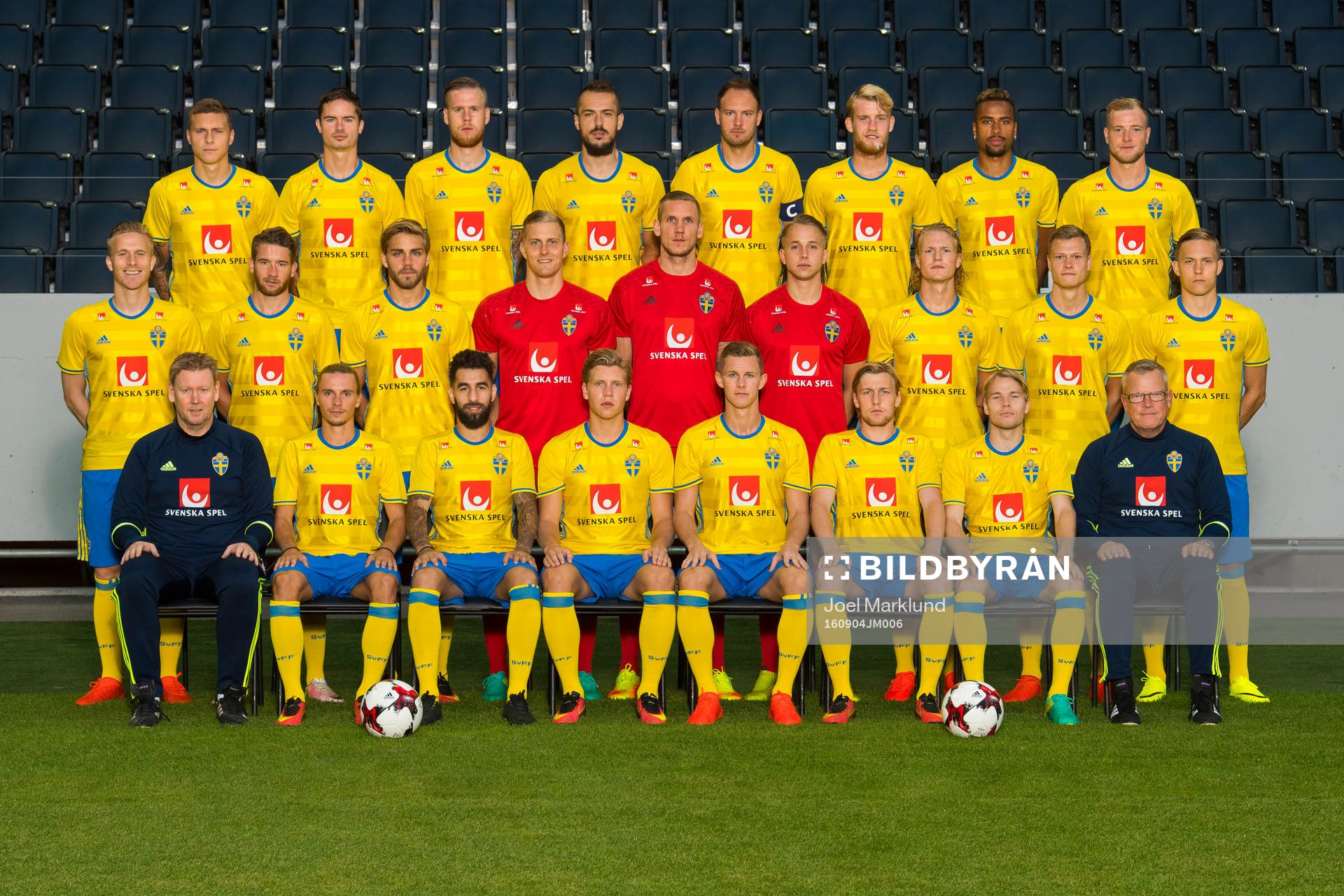 Sveriges fotbollslandslag poserar för en lagbild den 4 september 2016 i Stockholm. Övre raden från vänster: Victor Nilsson Lindelöf, Mikael Lustig, Pontus Jansson, Emir Kujovic, Andreas Granqvist, Filip Helander, Isaac Kiese Thelin och John Guidetti. Mittenraden från vänster: Oscar Wendt, Marcus Rohdén, Christoffer Nyman, Karl-Johan Johnsson, Robin Olsen, Patrik Carlgren, Oscar Hiljemark, Viktor Claesson och Ludwig Augustinsson. Nedre raden från vänster: Assisterande förbundskapten Peter Wettergren, Niklas Hult, Jimmy Durmaz, Alexander Fransson, Emil Krafth, Emil Forsberg, Oscar Lewicki och förbundskapten Janne Andersson. Editors note: Bilden är retuscherad.