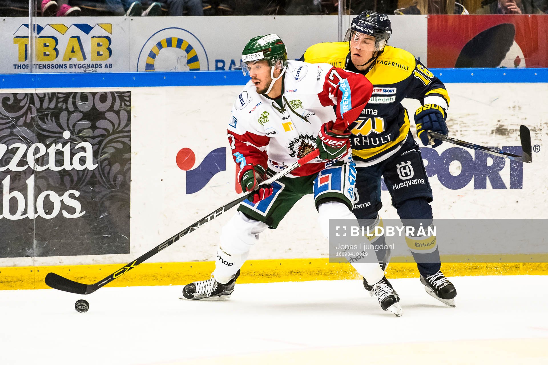 s Filip Sandberg i kamp om pucken
