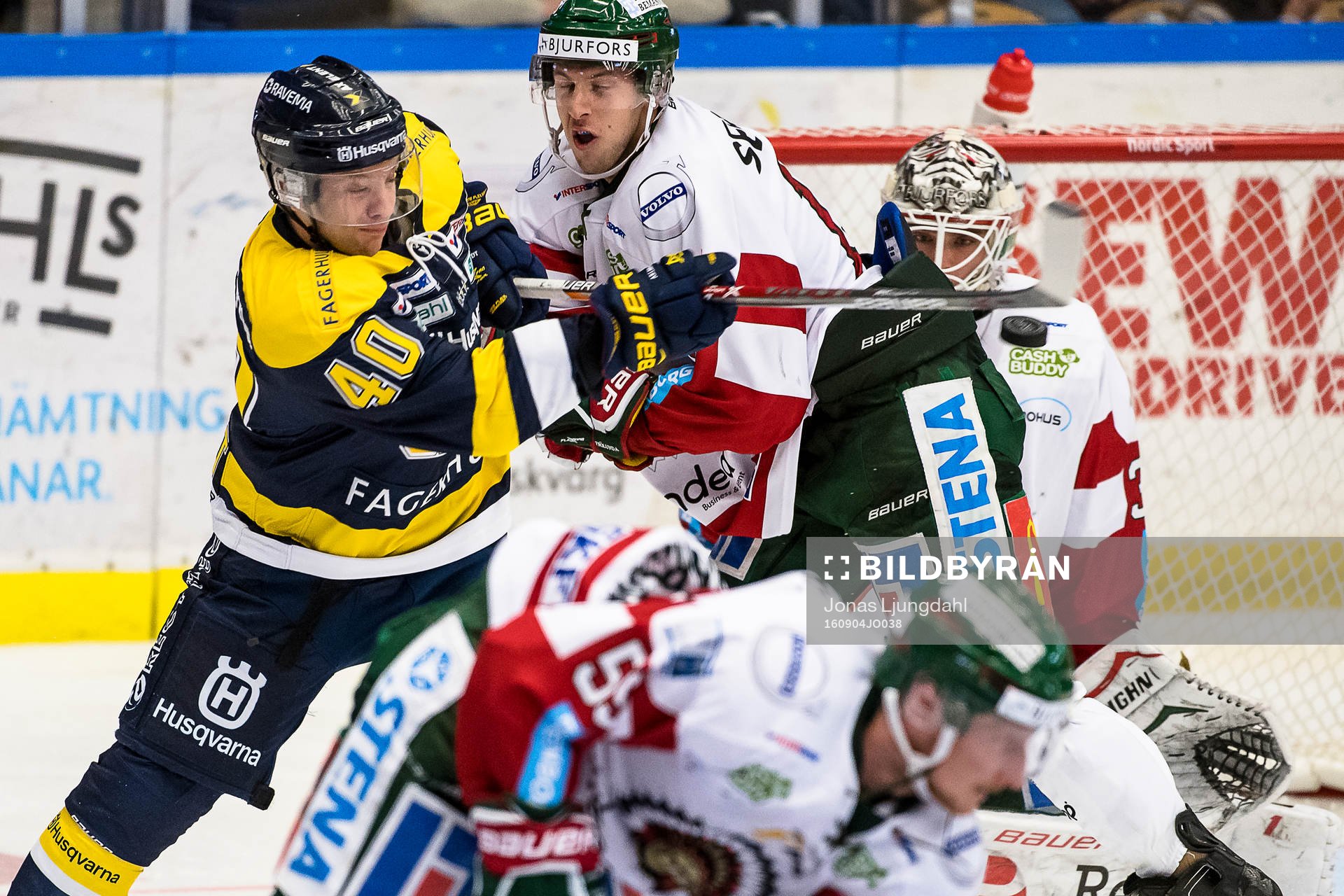 s Pär Arlbrandt försöker styra pucken