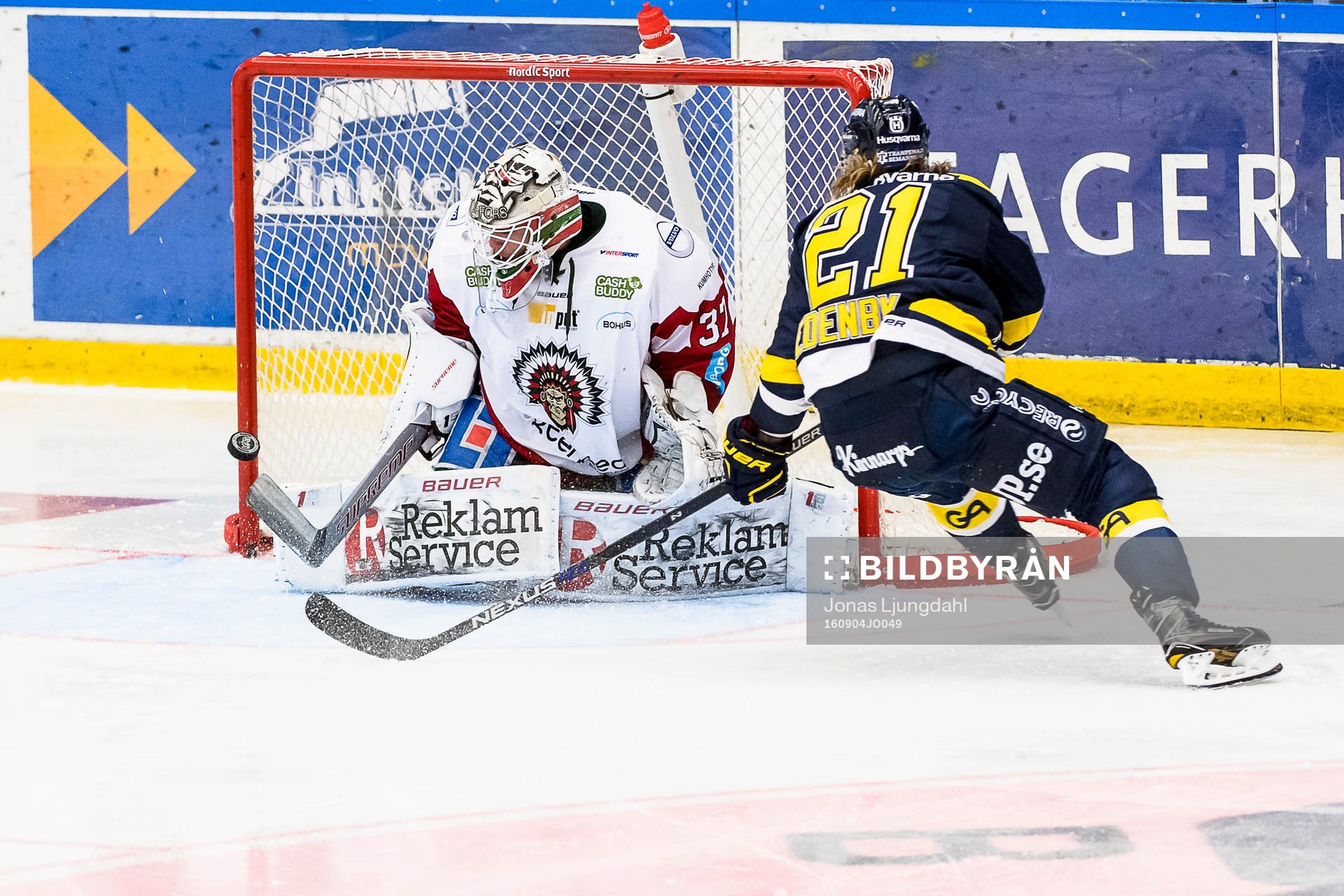 Frölundas målvakt Johan Gustafsson räddar ett avslut