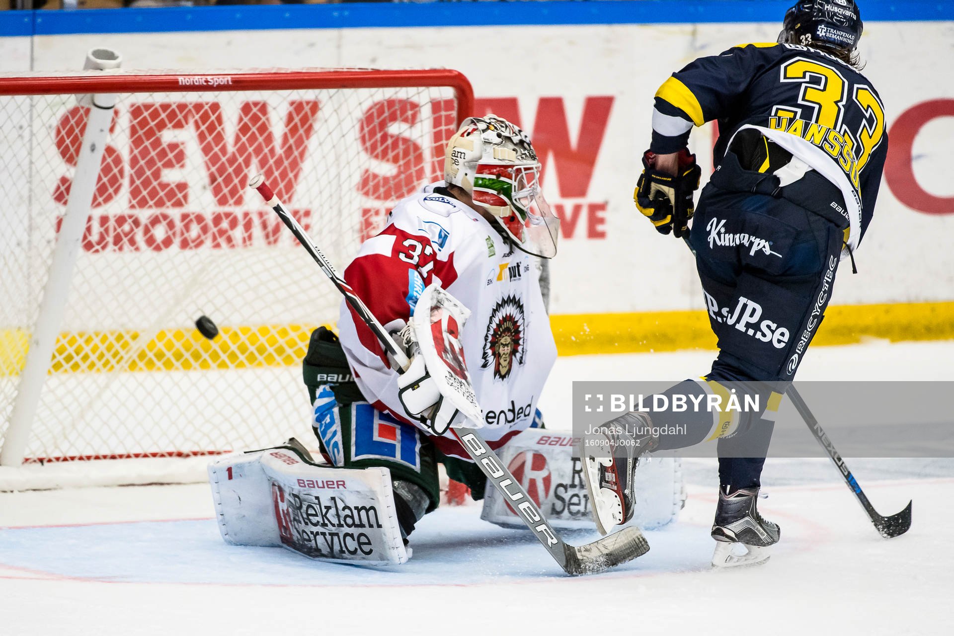 s Niklas Hansson sätter sin straff bakom Frölundas