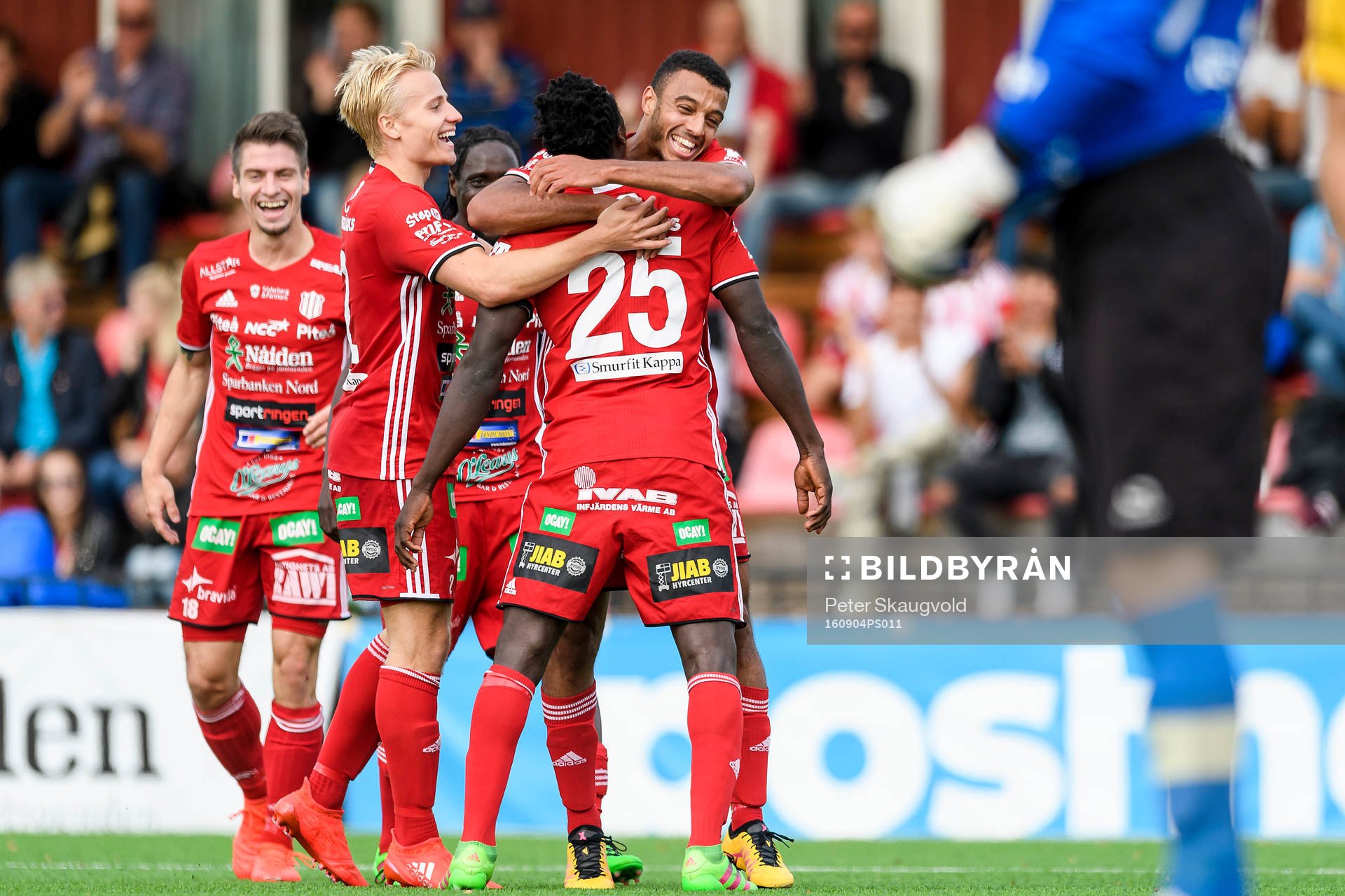 Piteå:s Karl Cunningham jublar tillsammans med sina lagkamrater efter sitt 3-0 mål under fotbollsmatchen i division 1 norra mellan Piteå och Forward den 4 september 2016 i Piteå.