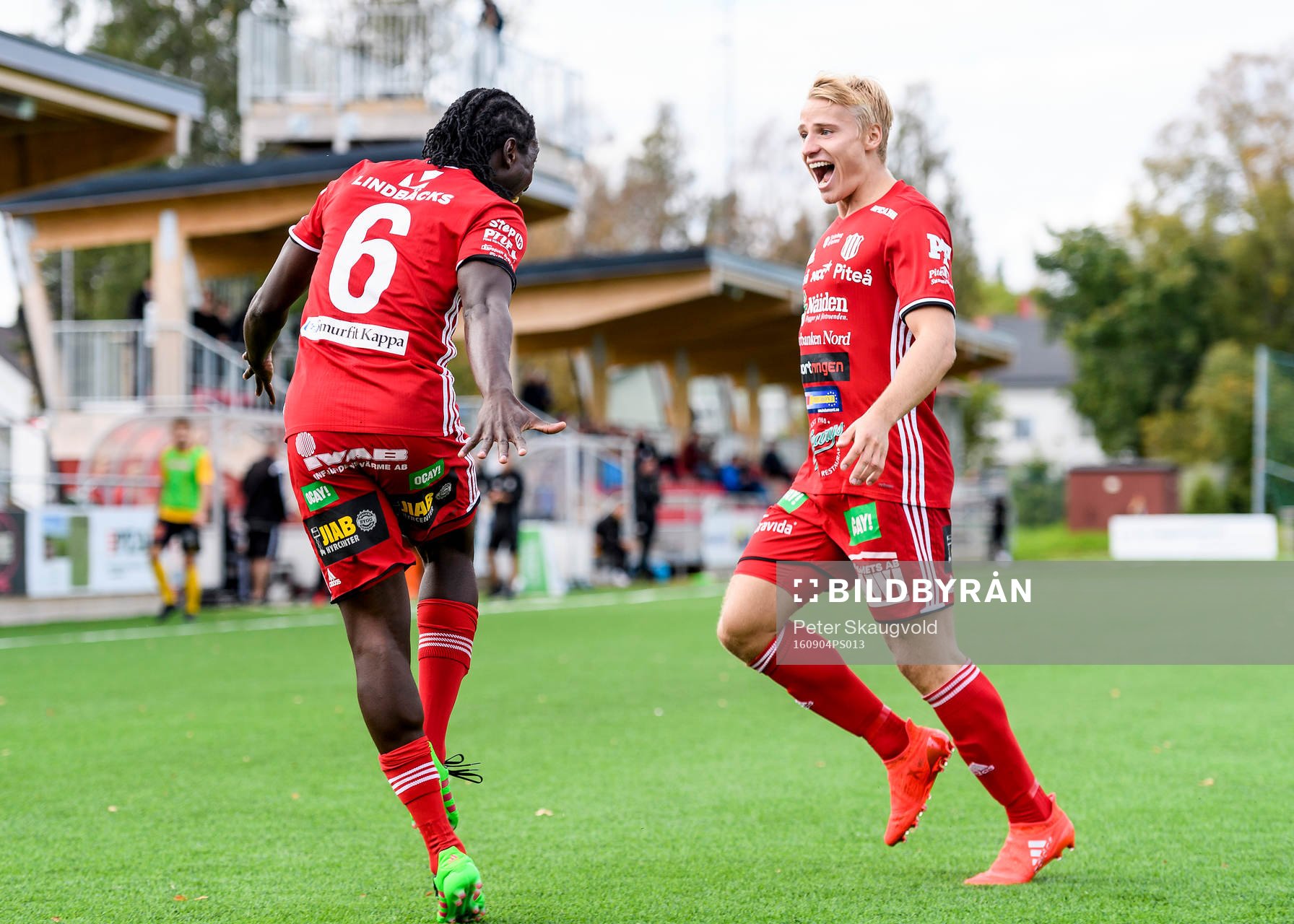 Piteå:s Ibrahim Kallay (v) jublar tillsammans med Henrik Millbert (h) efter sitt 2-0 mål under fotbollsmatchen i division 1 norra mellan Piteå och Forward den 4 september 2016 i Piteå.