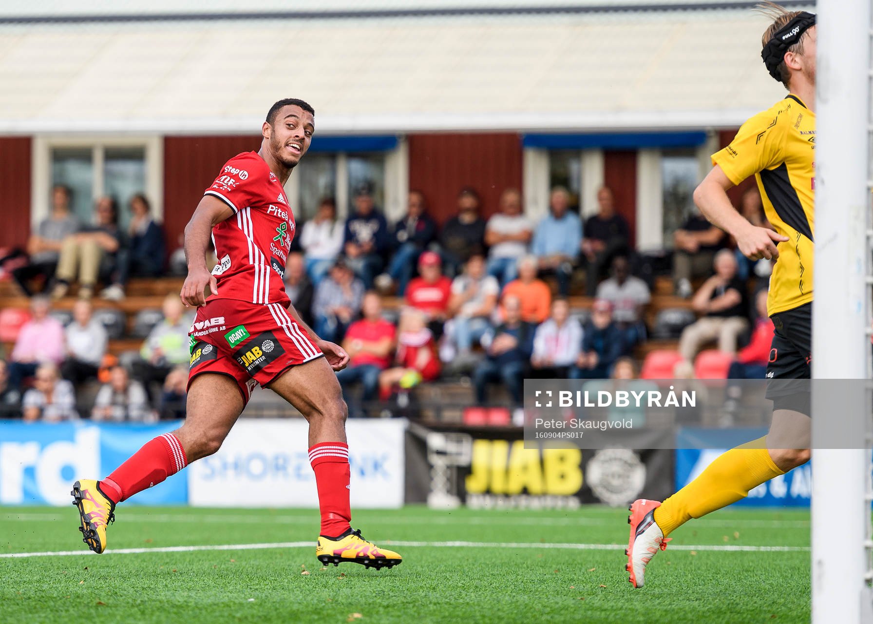 Piteå:s Karl Cunningham jublar efter sitt 4-0 mål under fotbollsmatchen i division 1 norra mellan Piteå och Forward den 4 september 2016 i Piteå.