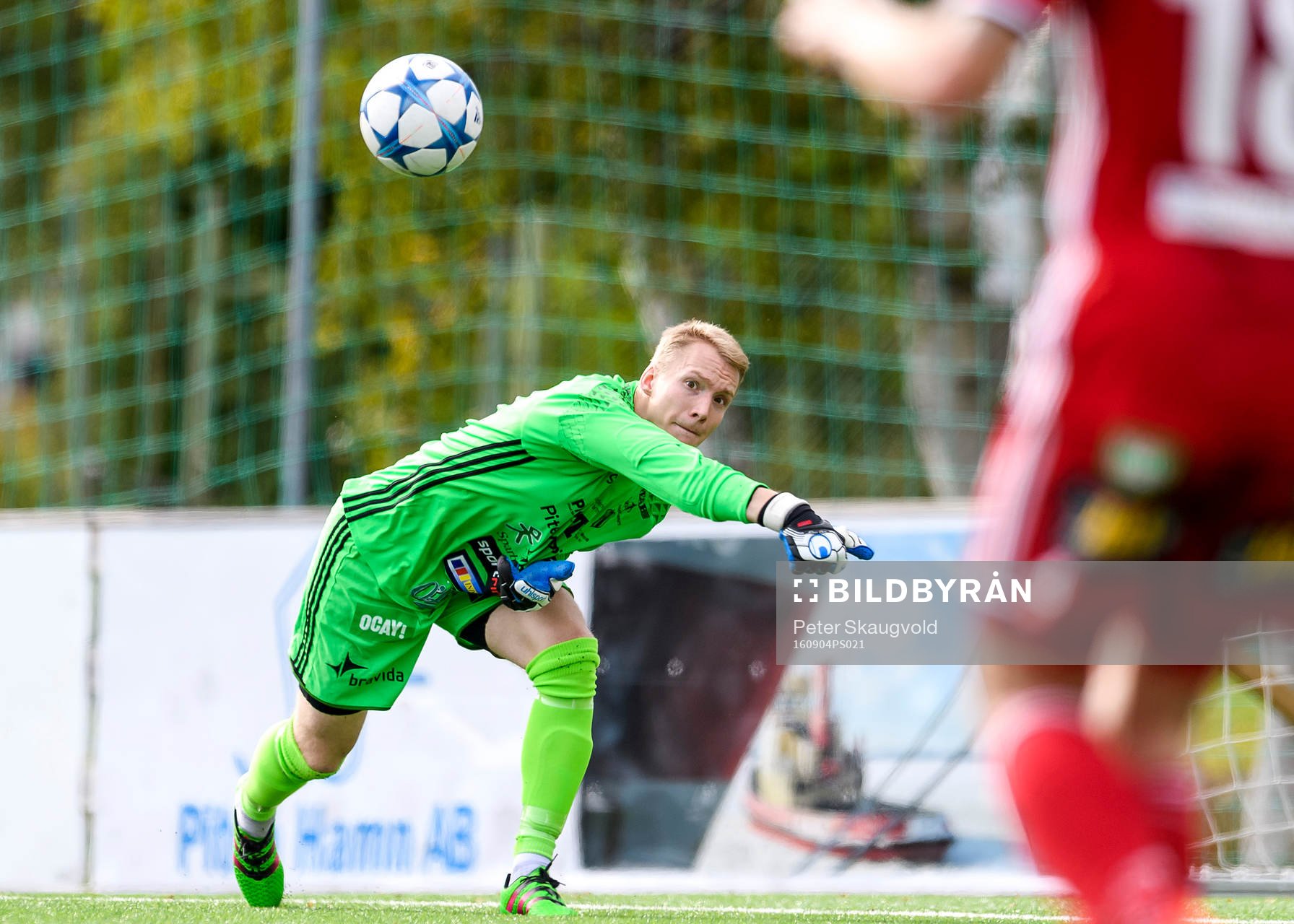 Piteå:s målvakt Tomas Adell under fotbollsmatchen i division 1 norra mellan Piteå och Forward den 4 september 2016 i Piteå.