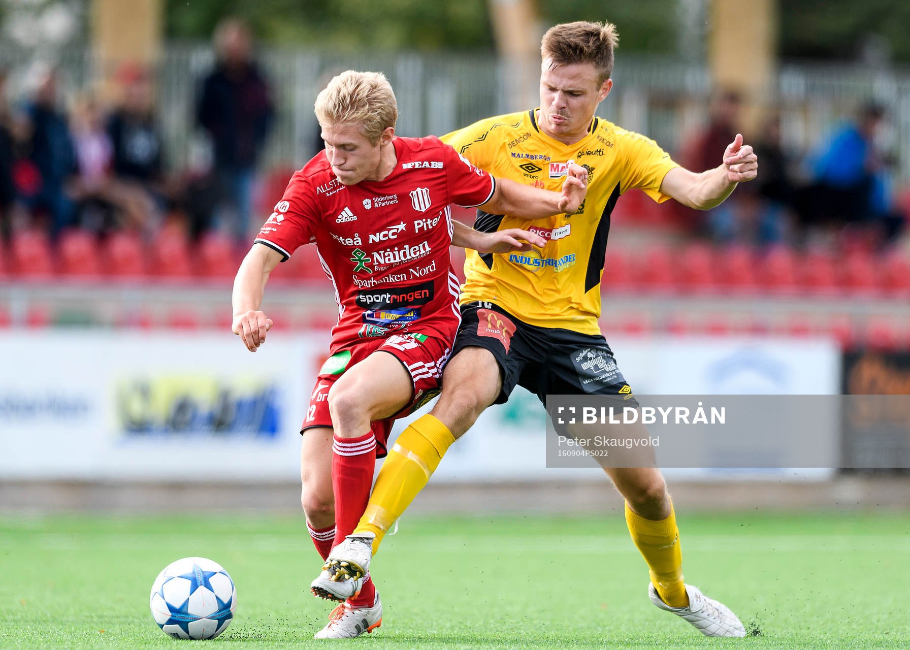 Piteå:s Gustav Rönnbäck-Wallin och Forwards Alex Wettéus under fotbollsmatchen i division 1 norra mellan Piteå och Forward den 4 september 2016 i Piteå.