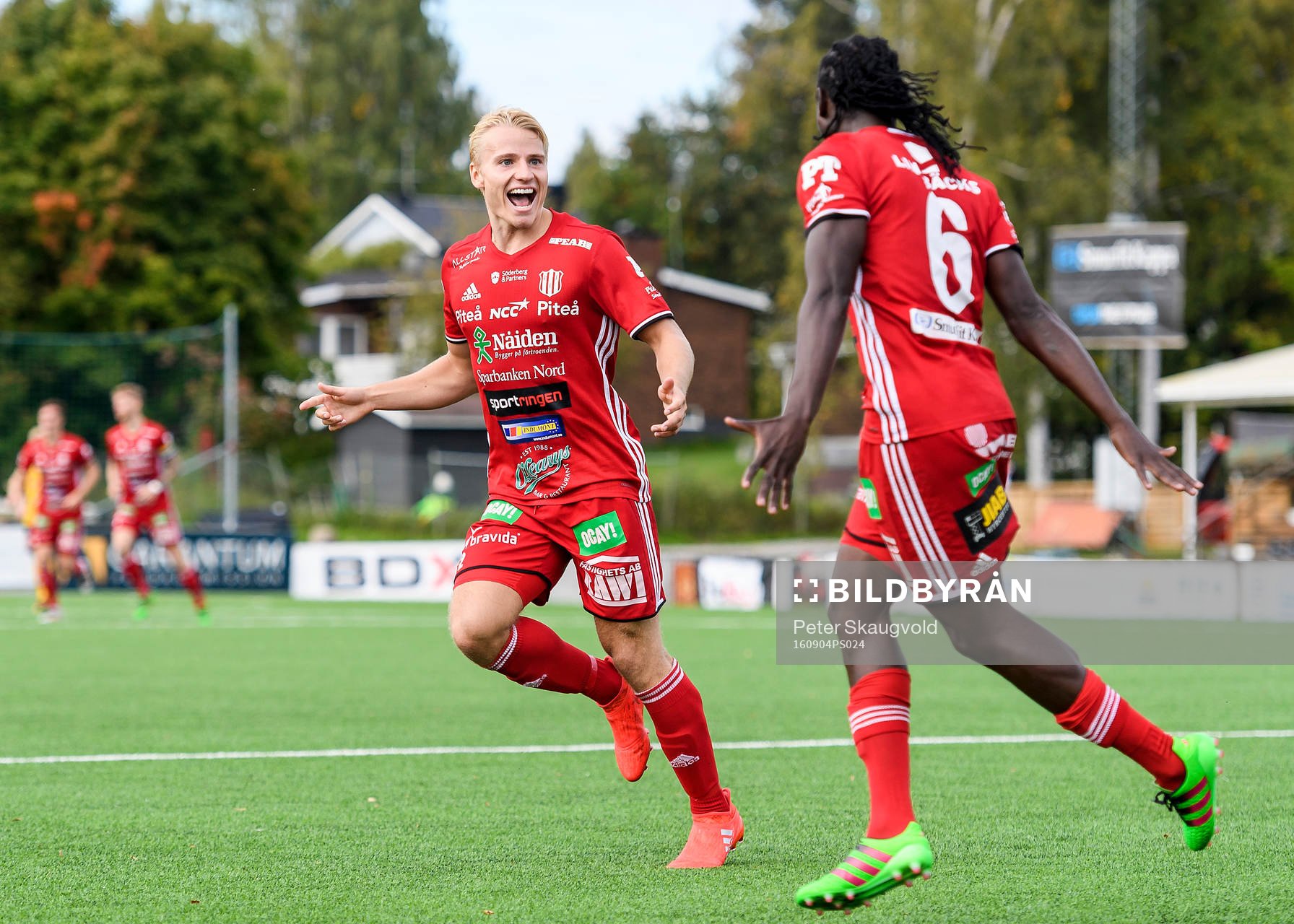 s Henrik Millbert (v) jublar