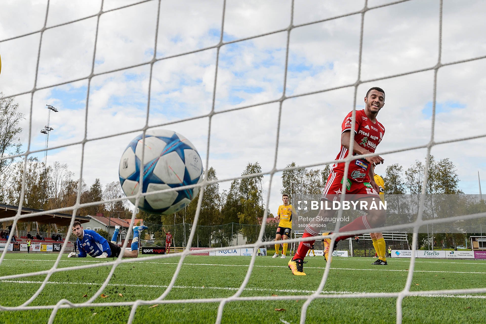 s Karl Cunningham gör 4-0 bakom Forwards målvakt