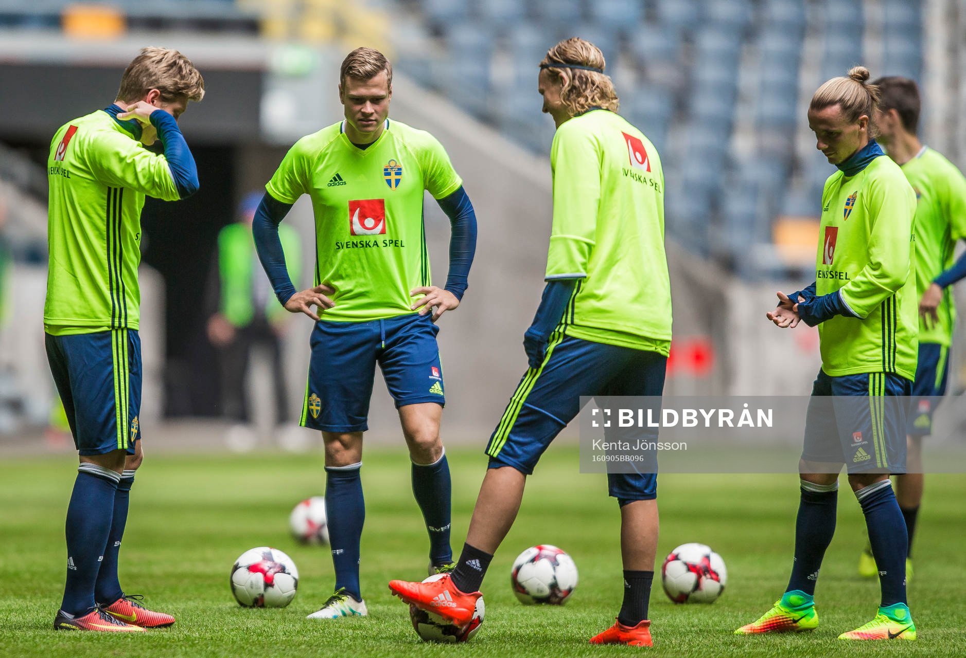 Viktor Claesson med Alexander Fransson , Oscar Hiljemark