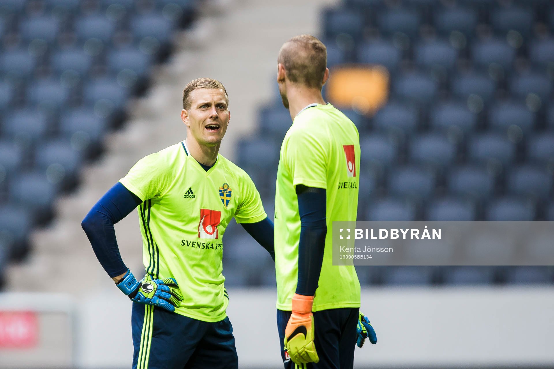 Sveriges målvakt Karl-Johan Johnsson och målvakt Robin