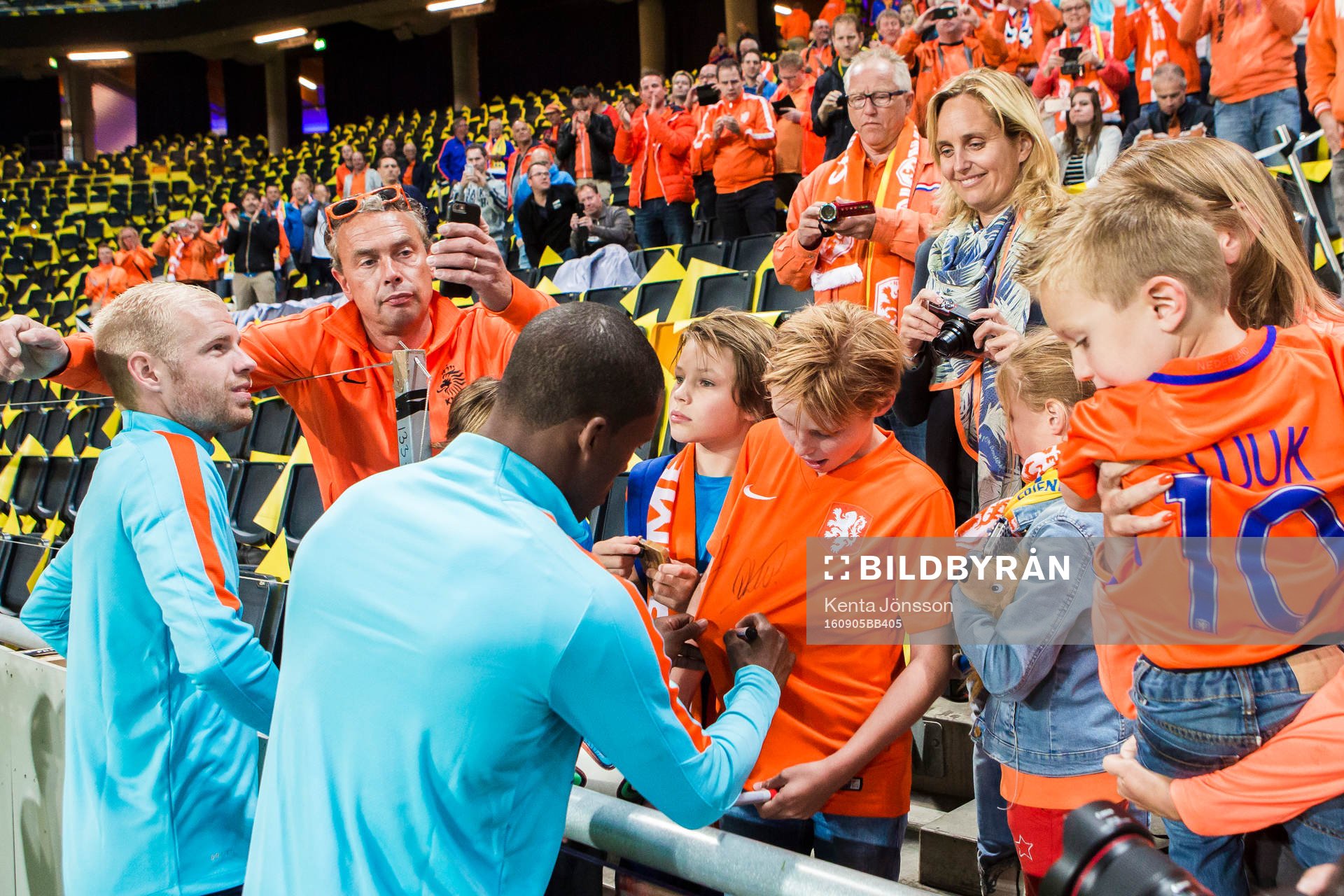 Georginio Wijnaldum skriver autograf