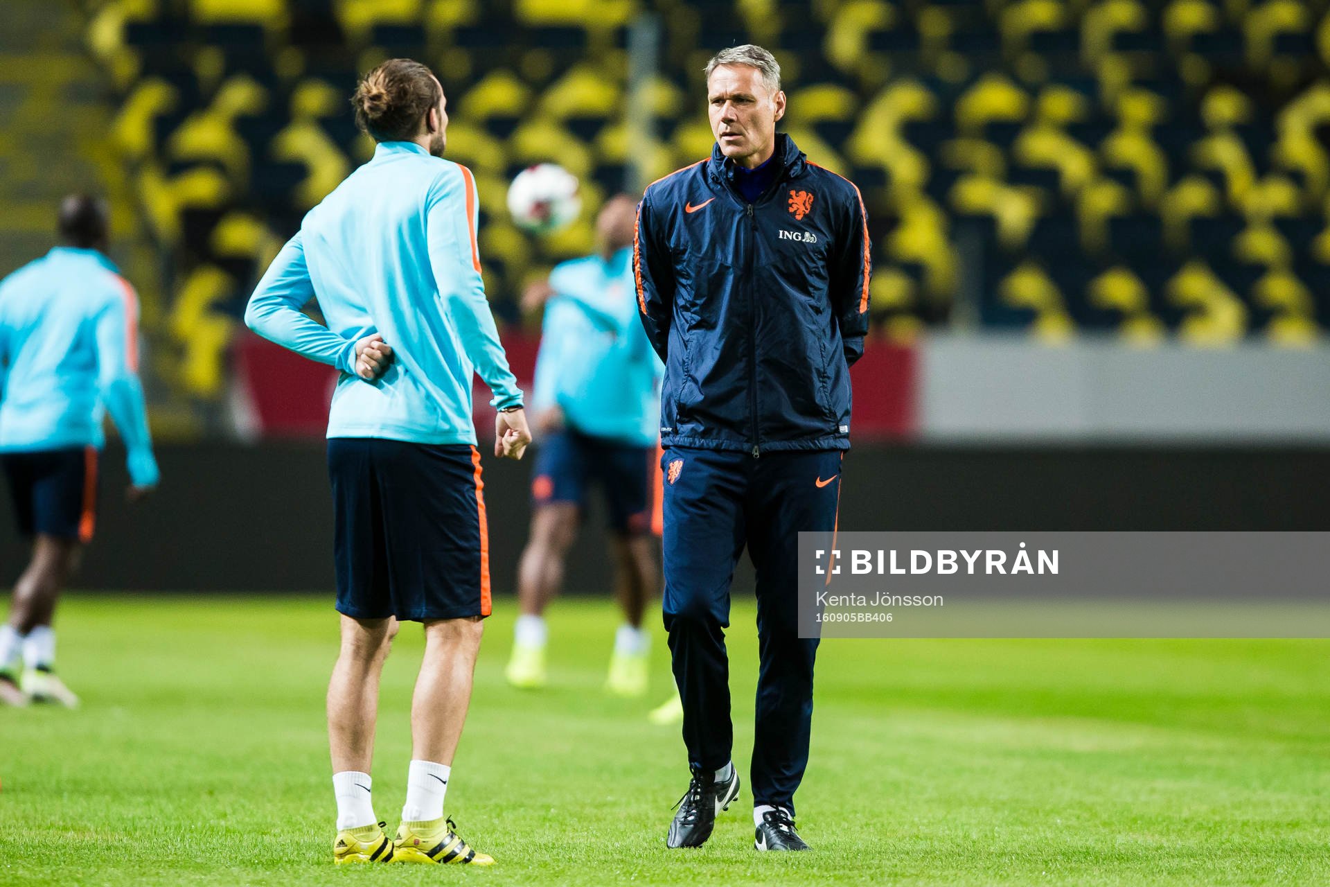 Hollands assisterande tränare Marco van Basten med Daley