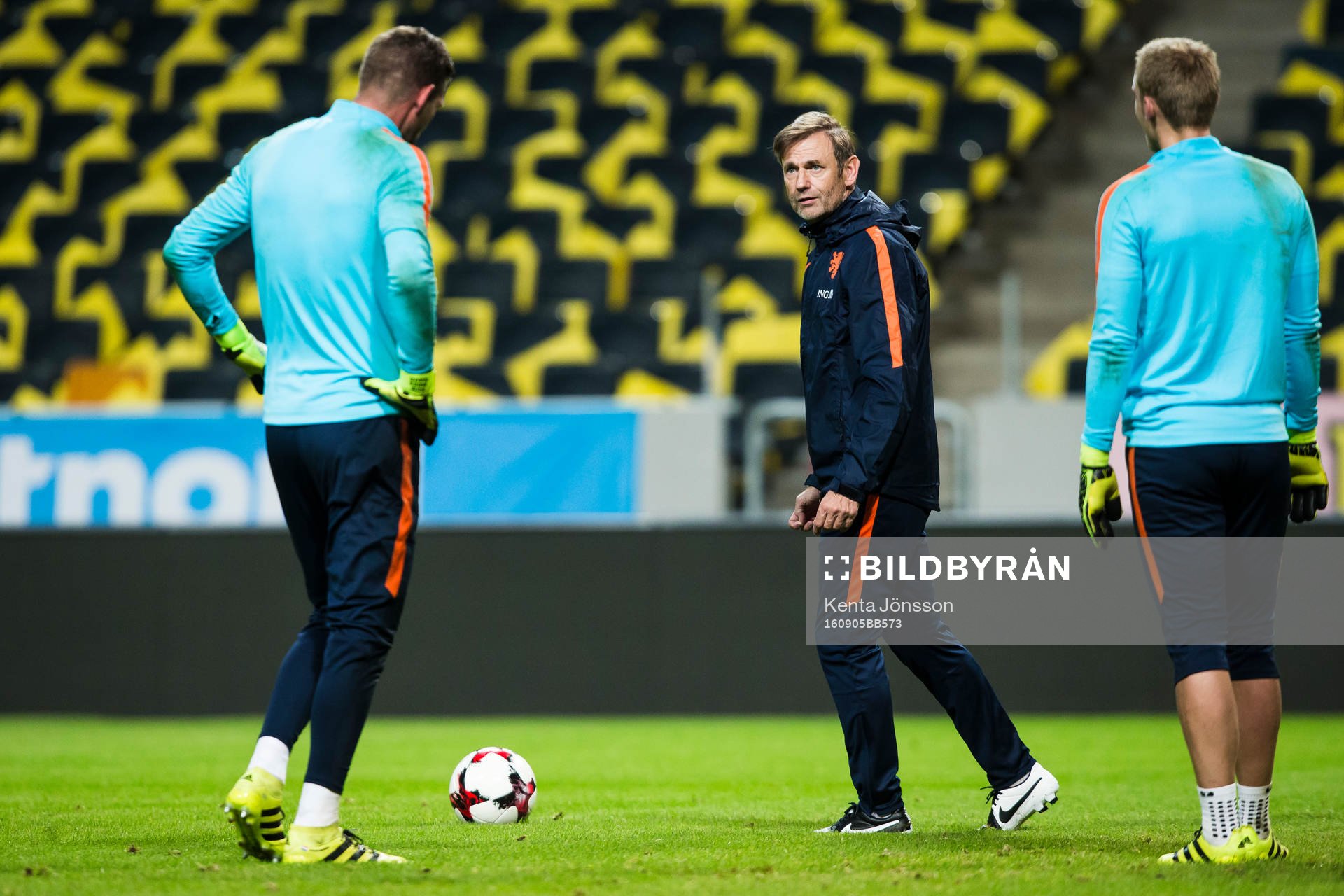 Hollands målvaktstränare Frans Hoek med målvakt Maarten Stekelenburg och målvakt Jasper Cillessen under en träning med Hollands fotbollslandslag den 5 september 2016 i Stockholm