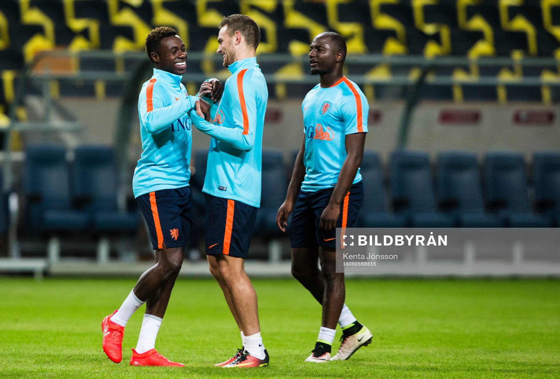 Quincy Promes (v) med Vincent Janssen (m) och Jeffrey Bruma