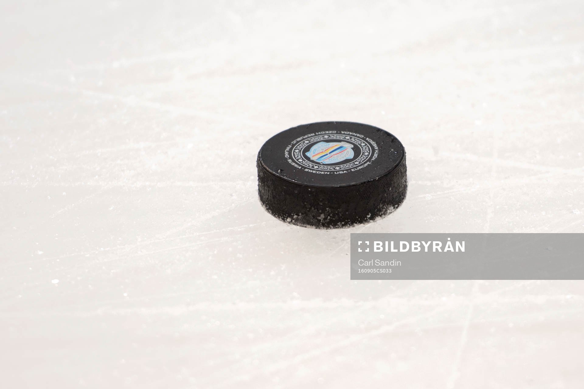 En puck med emblemet för World Cup ligger på isen