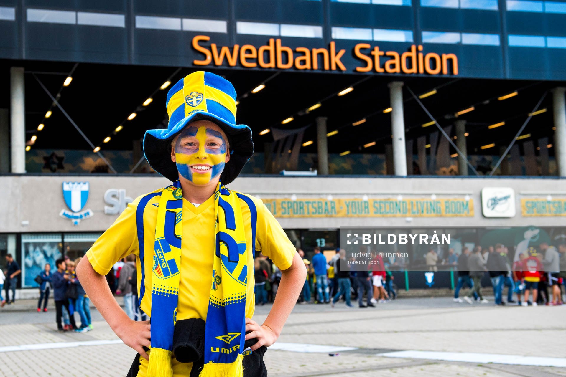En ung supporter med ansiktsmålning, sverige tröja,