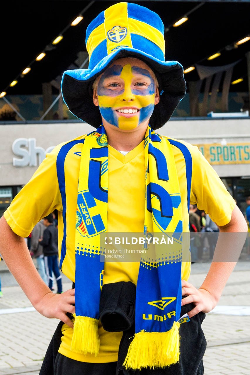 En ung supporter med ansiktsmålning, sverige tröja,