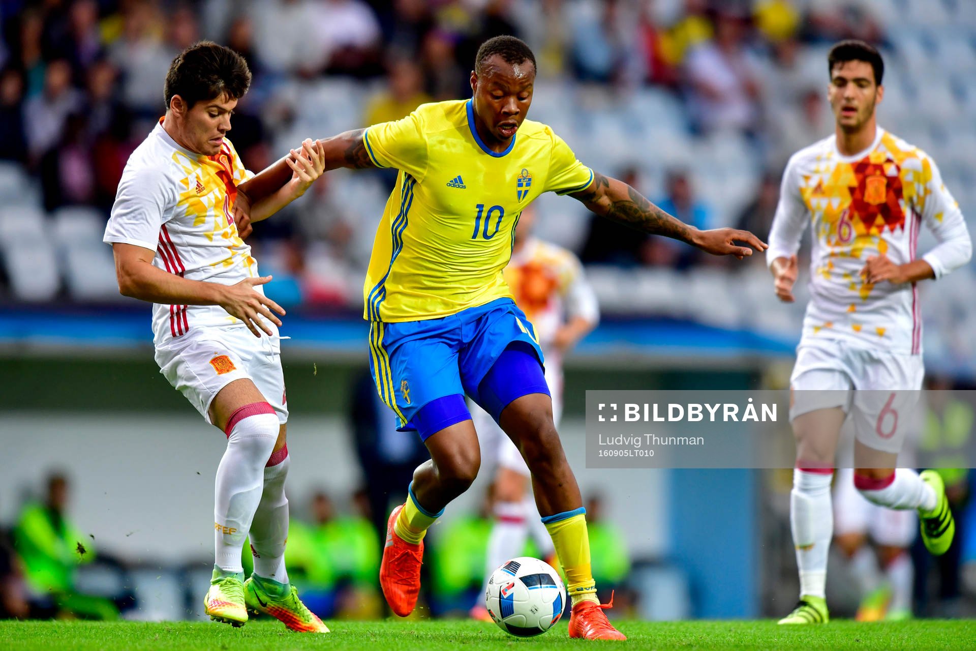 Spaniens Jorge Mere och Sveriges Carlos Strandberg under fotbollsmatchen i kvalet till U21-EM mellan Sverige och Spanien den 5 augusti 2016 i Malmö.