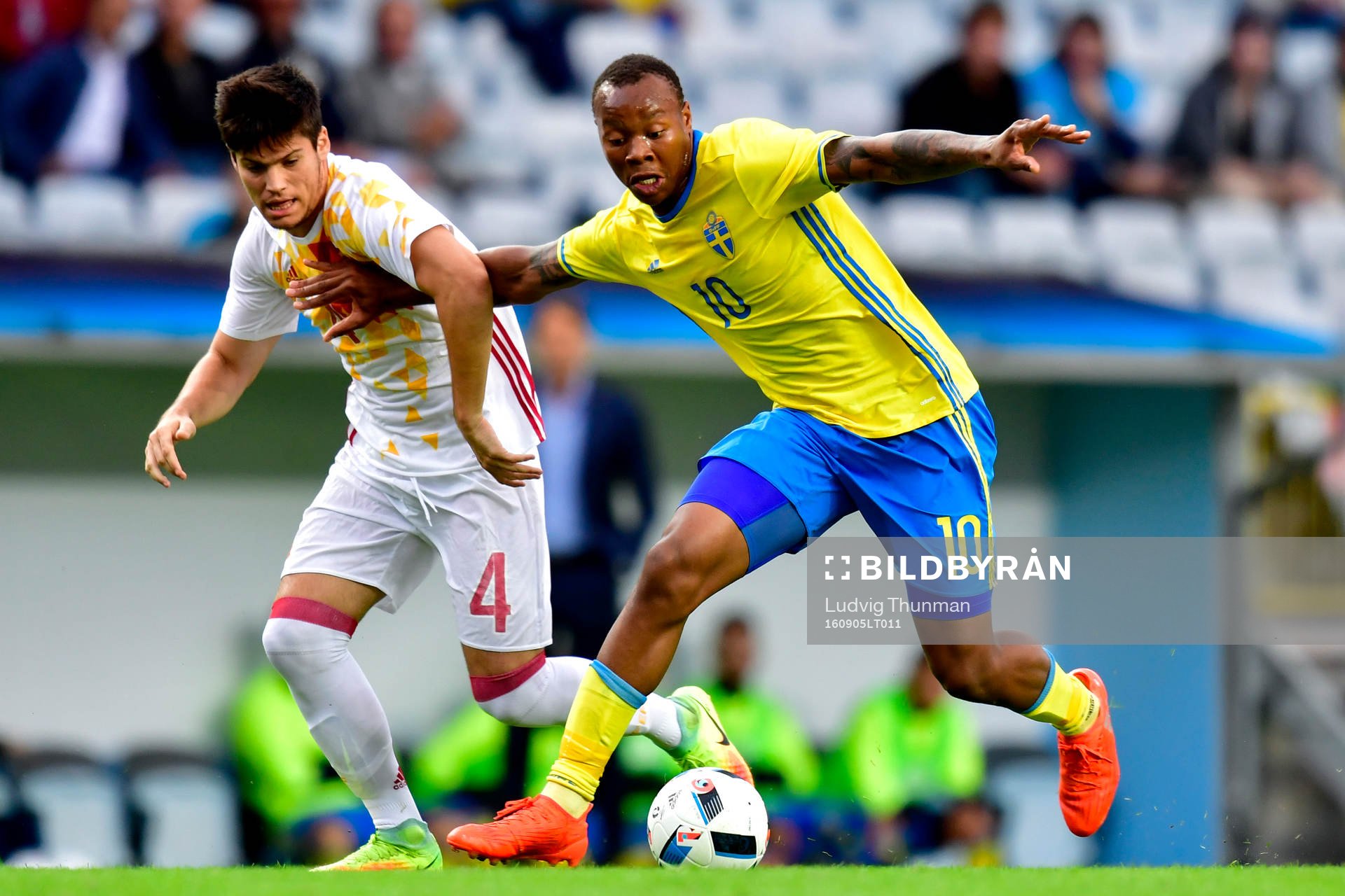 Spaniens Jorge Mere och Sveriges Carlos Strandberg under fotbollsmatchen i kvalet till U21-EM mellan Sverige och Spanien den 5 augusti 2016 i Malmö.