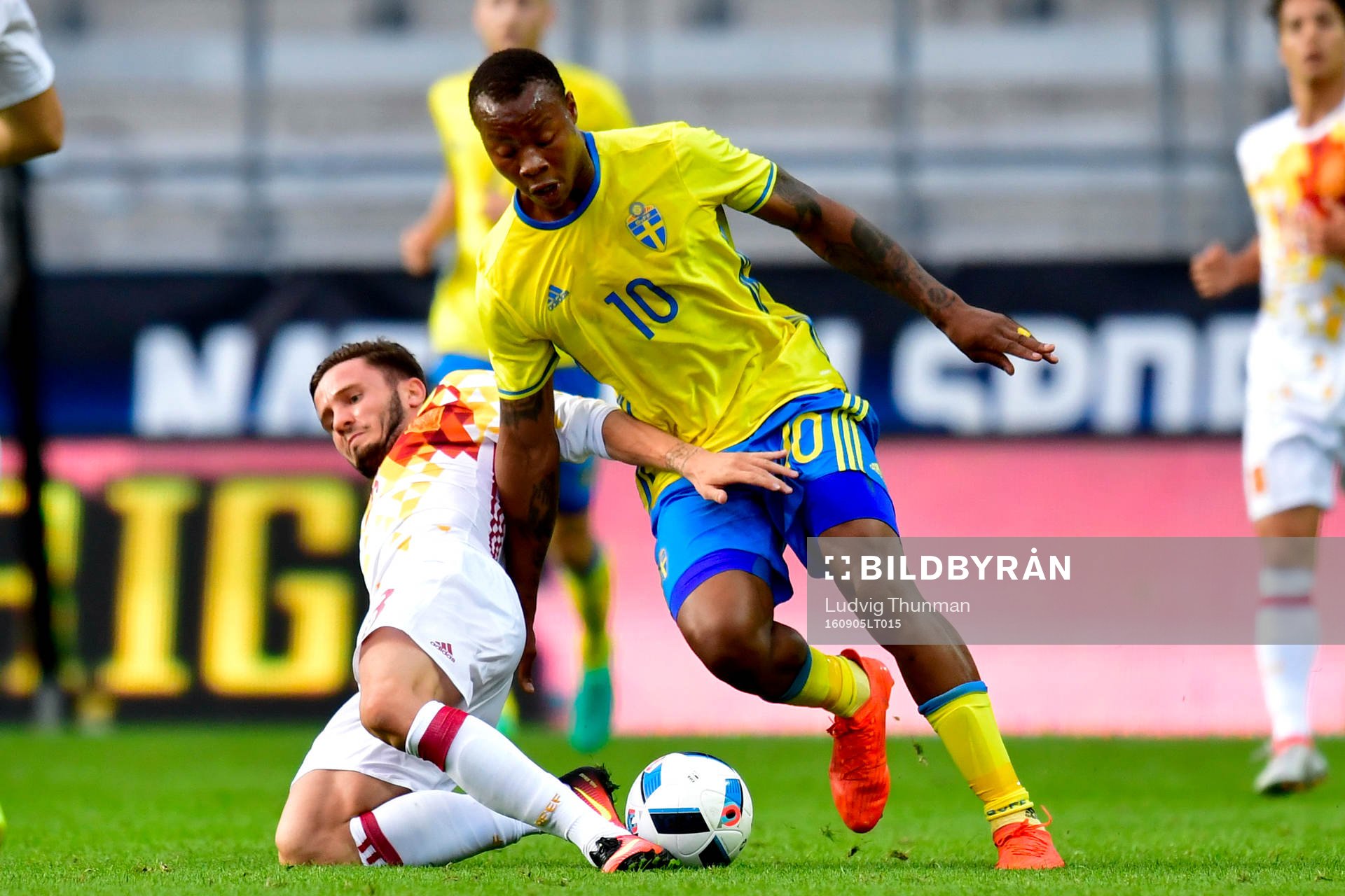 Spaniens Saul Niguez och Sveriges Carlos Strandberg