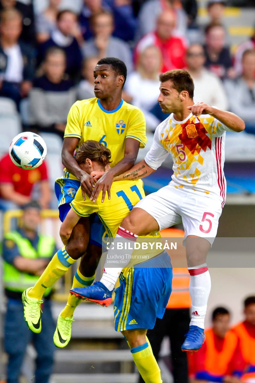 Sveriges Pawel Cibicki och Joel Asoro och Spaniens Jonny