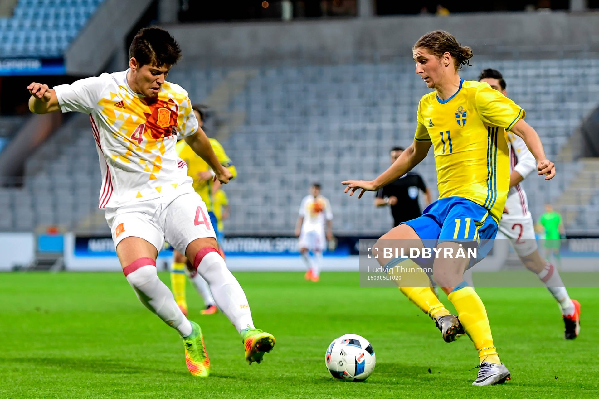 Spaniens Jorge Mere och Sveriges Pawel Cibicki under fotbollsmatchen i kvalet till U21-EM mellan Sverige och Spanien den 5 augusti 2016 i Malmö.