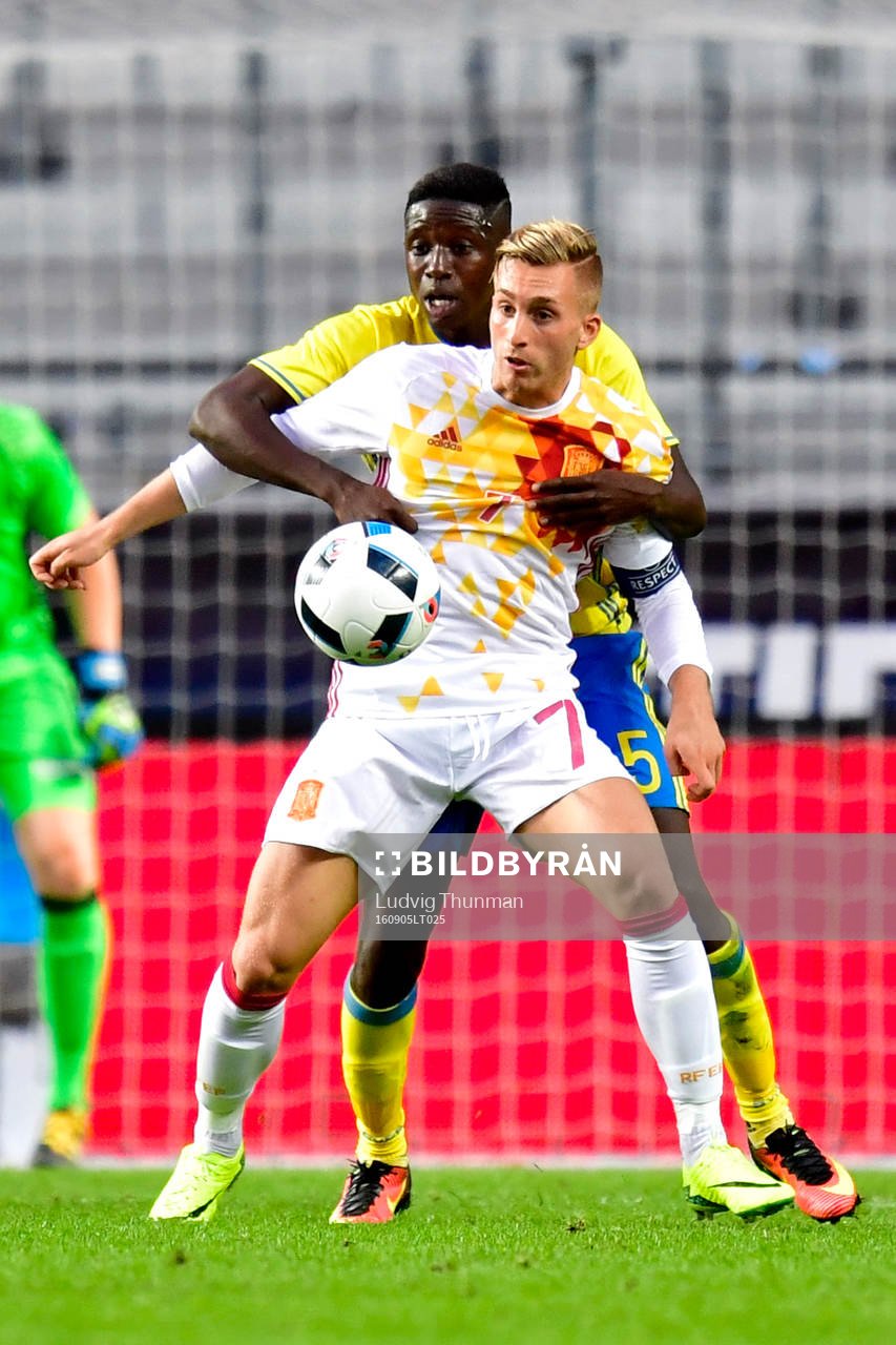 Sveriges Pa Konate och Spaniens Gerard Deulofeu under fotbollsmatchen i kvalet till U21-EM mellan Sverige och Spanien den 5 augusti 2016 i Malmö.
