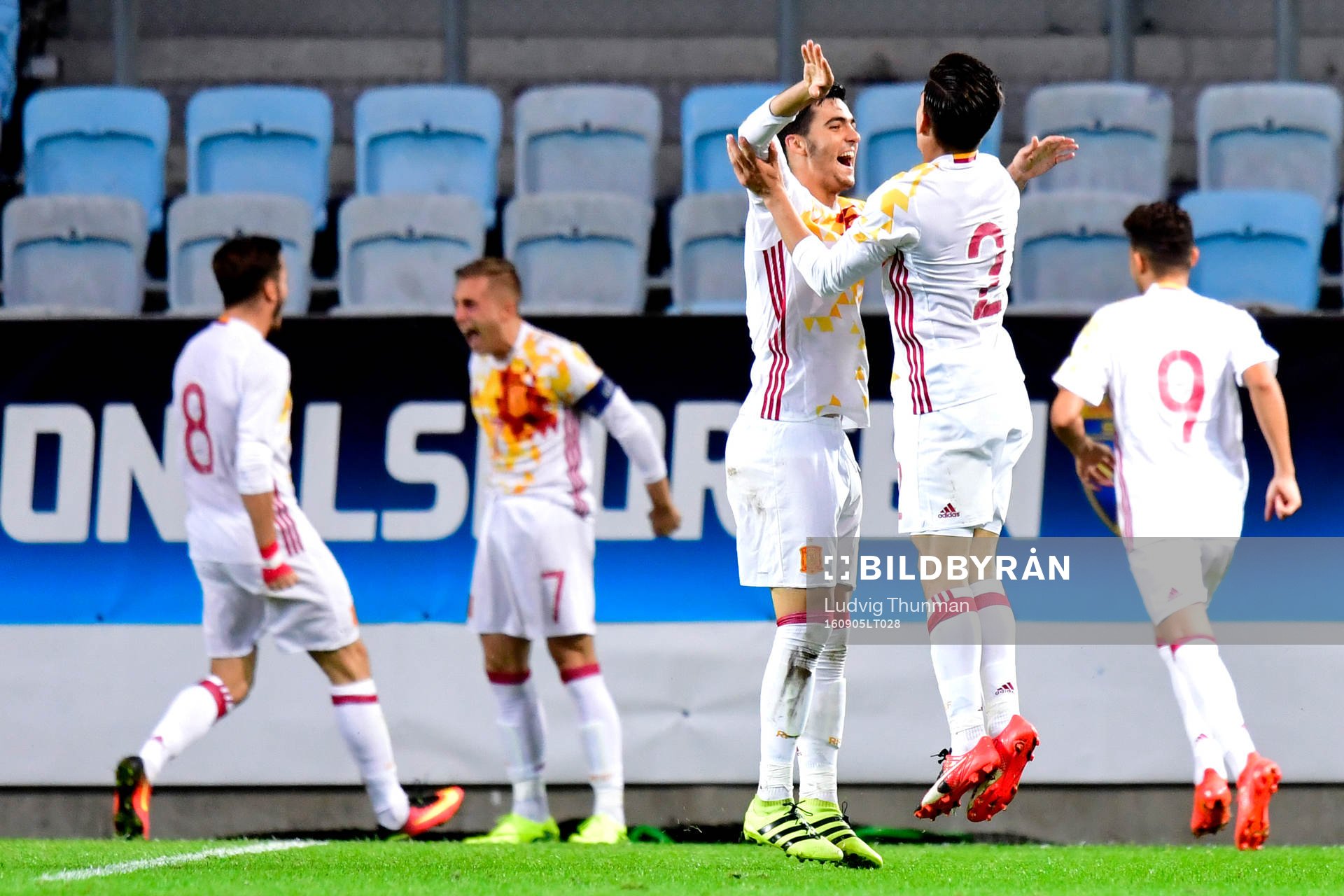 Spaniens Gerard Deulofeu och Hector Bellerin jublar efter att Gerard Deulofeu 8längre ner i bild) gjort 0-1 under fotbollsmatchen i kvalet till U21-EM mellan Sverige och Spanien den 5 augusti 2016 i Malmö.