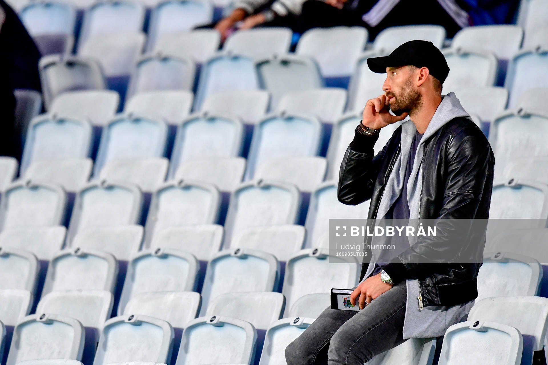 Malmö FF:s målvakt Johan Wiland på läktaren under fotbollsmatchen i kvalet till U21-EM mellan Sverige och Spanien den 5 augusti 2016 i Malmö.