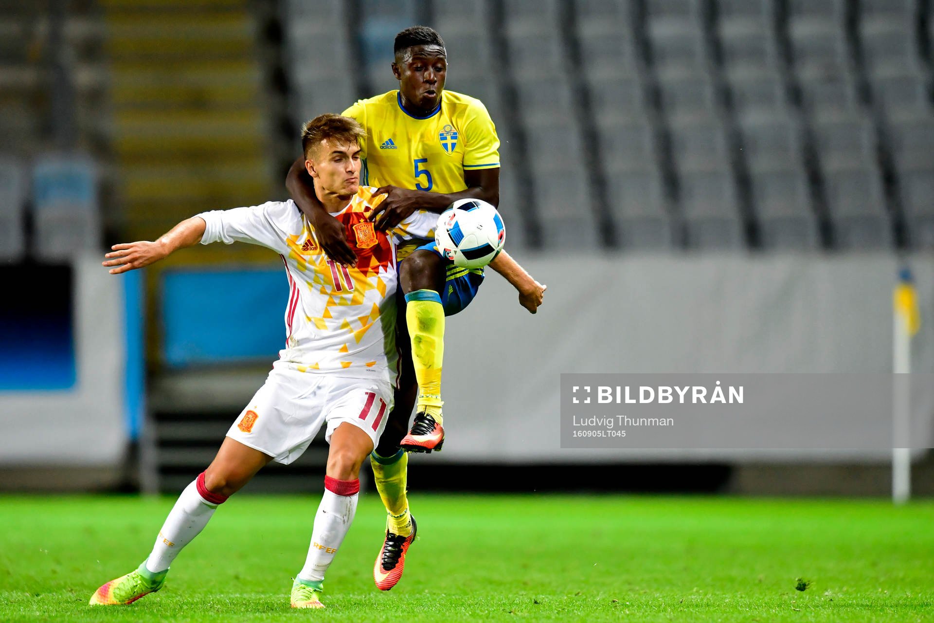 Spaniens Denis Suarez och Sveriges Pa Konate