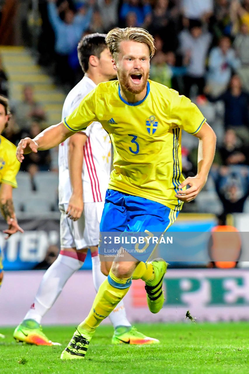 Sveriges Jacob Une Larsson jublar