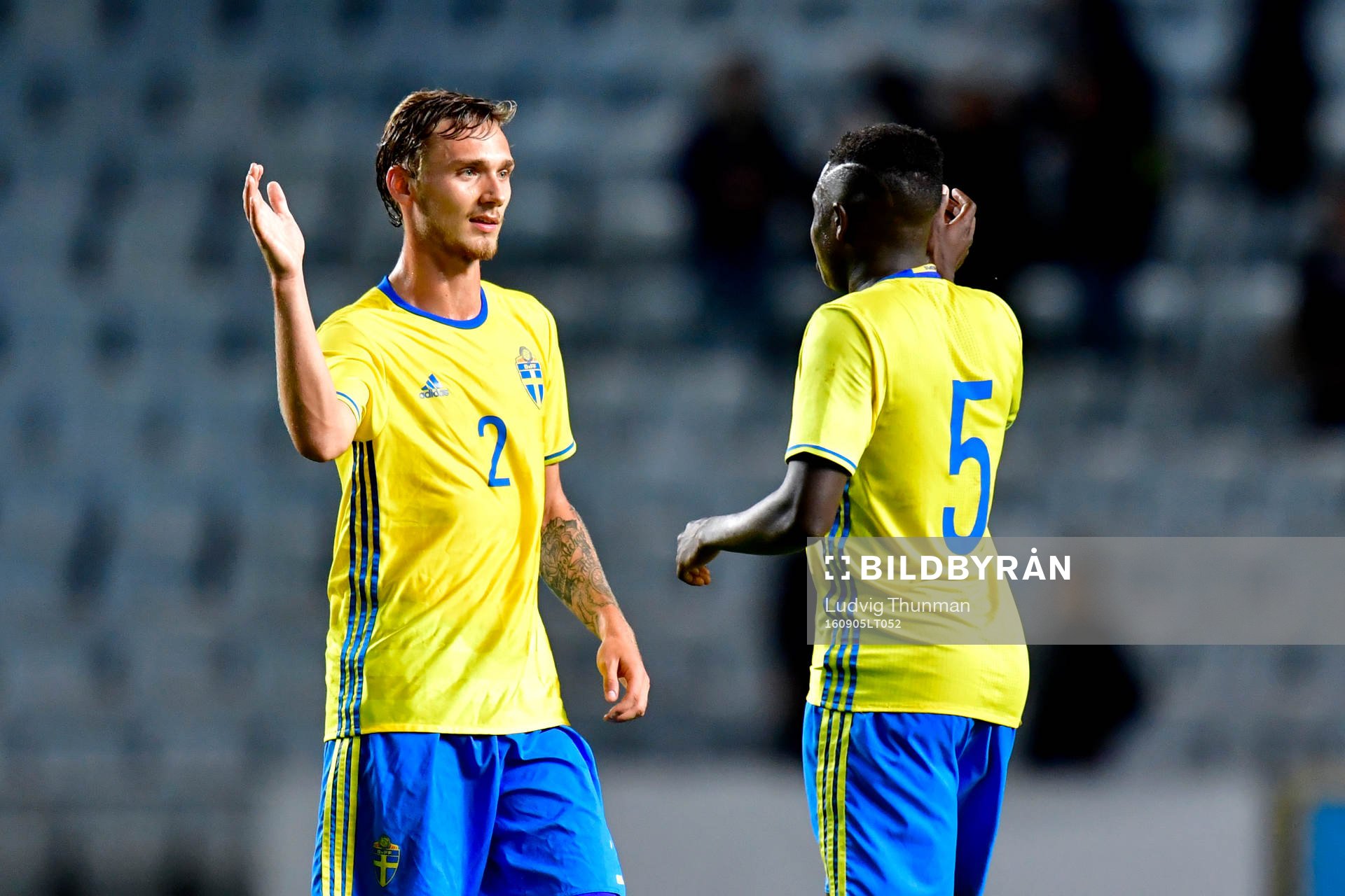 Sveriges Linus Wahlqvist och Pa Konate jublar