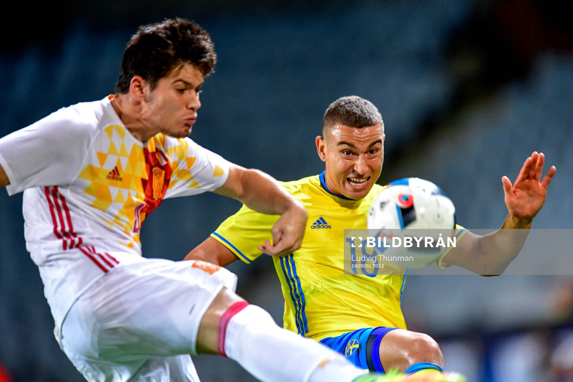 Spaniens Jorge Mere och Sveriges Jordan Larsson under fotbollsmatchen i kvalet till U21-EM mellan Sverige och Spanien den 5 augusti 2016 i Malmö.
