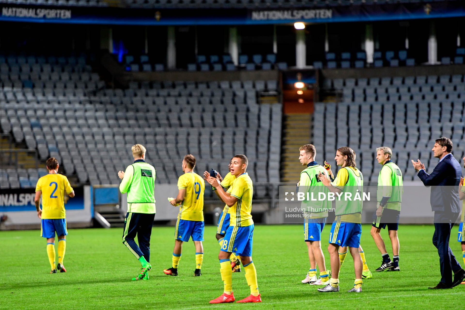 Sveriges spelare med Jordan Larsson i spetsen tackar