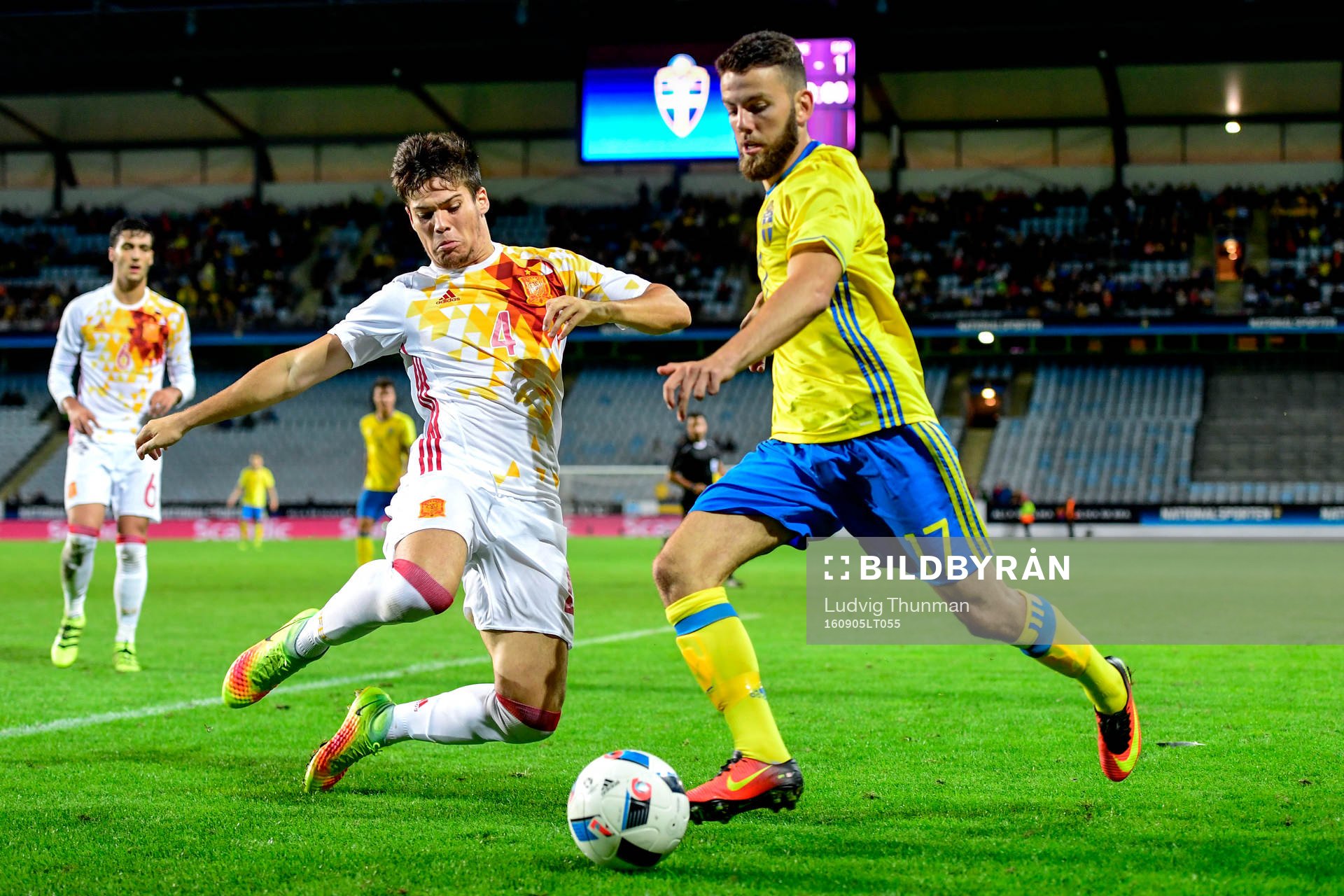 Spaniens Jorge Mere och Sveriges Erdal Rakip under fotbollsmatchen i kvalet till U21-EM mellan Sverige och Spanien den 5 augusti 2016 i Malmö.
