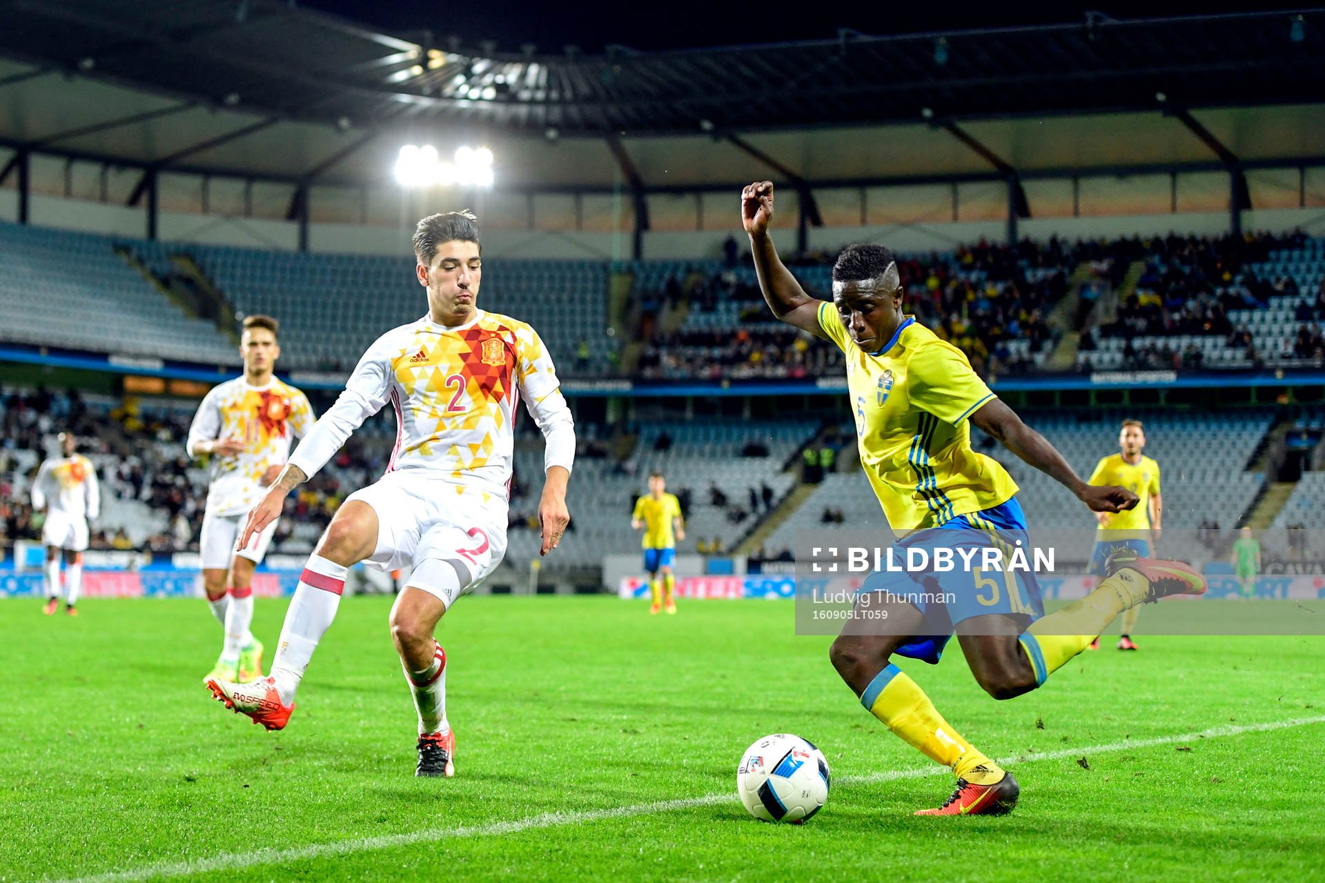 Spaniens Hector Bellerin och Sveriges Pa Konate
