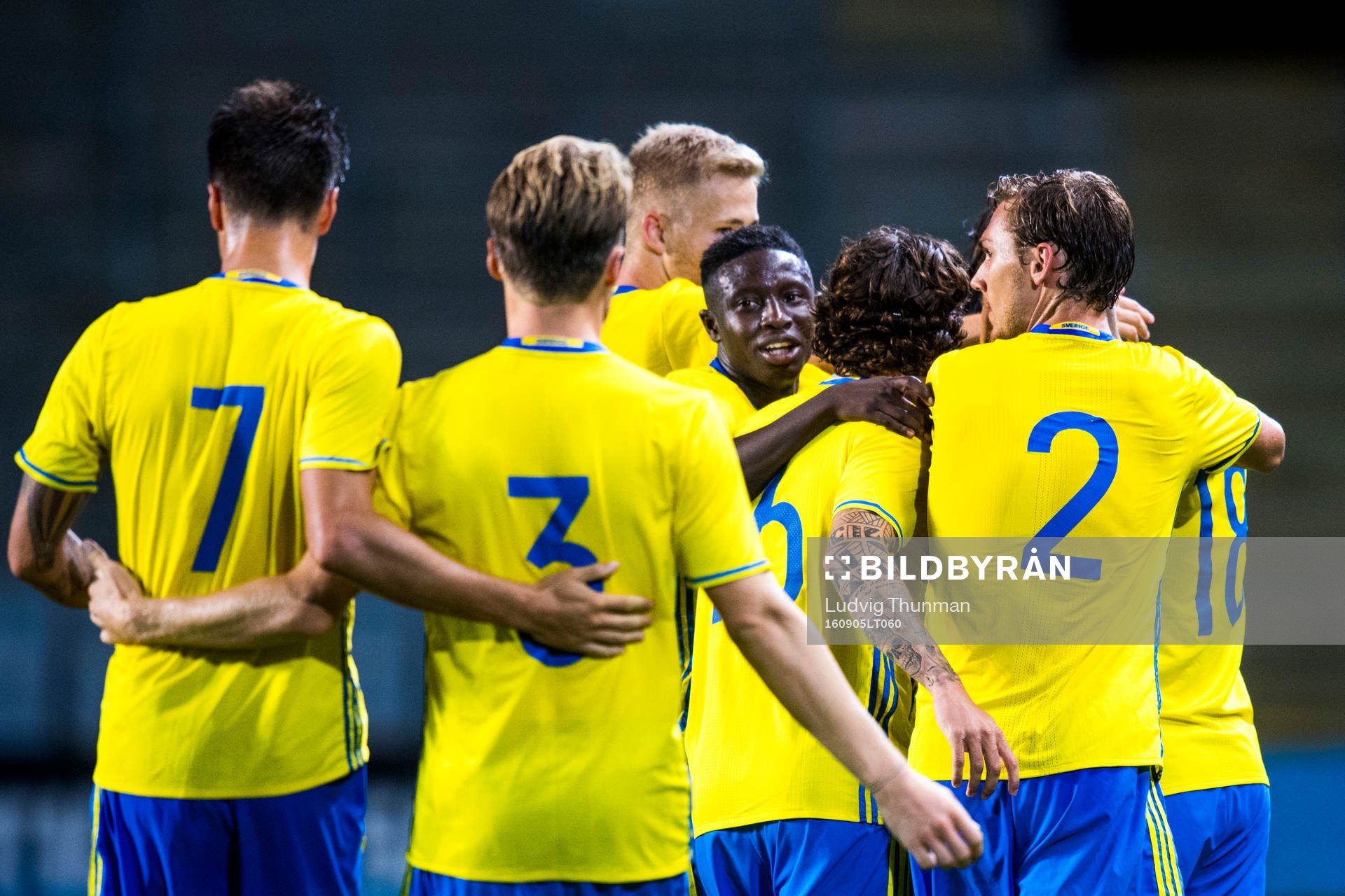 Sveriges spelare med Pa Konate vänd mot kameran jublar