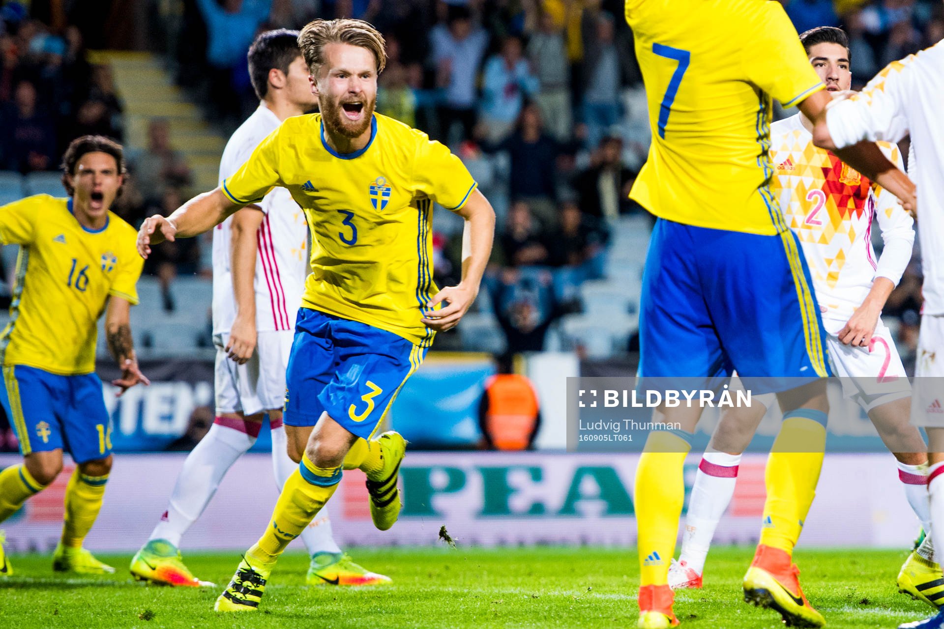 Sveriges Jacob Une Larsson jublar