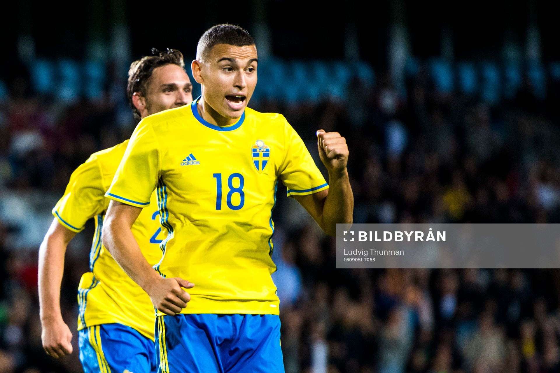 Sveriges Jordan Larsson jublar efter 1-1 på självmål under fotbollsmatchen i kvalet till U21-EM mellan Sverige och Spanien den 5 augusti 2016 i Malmö.