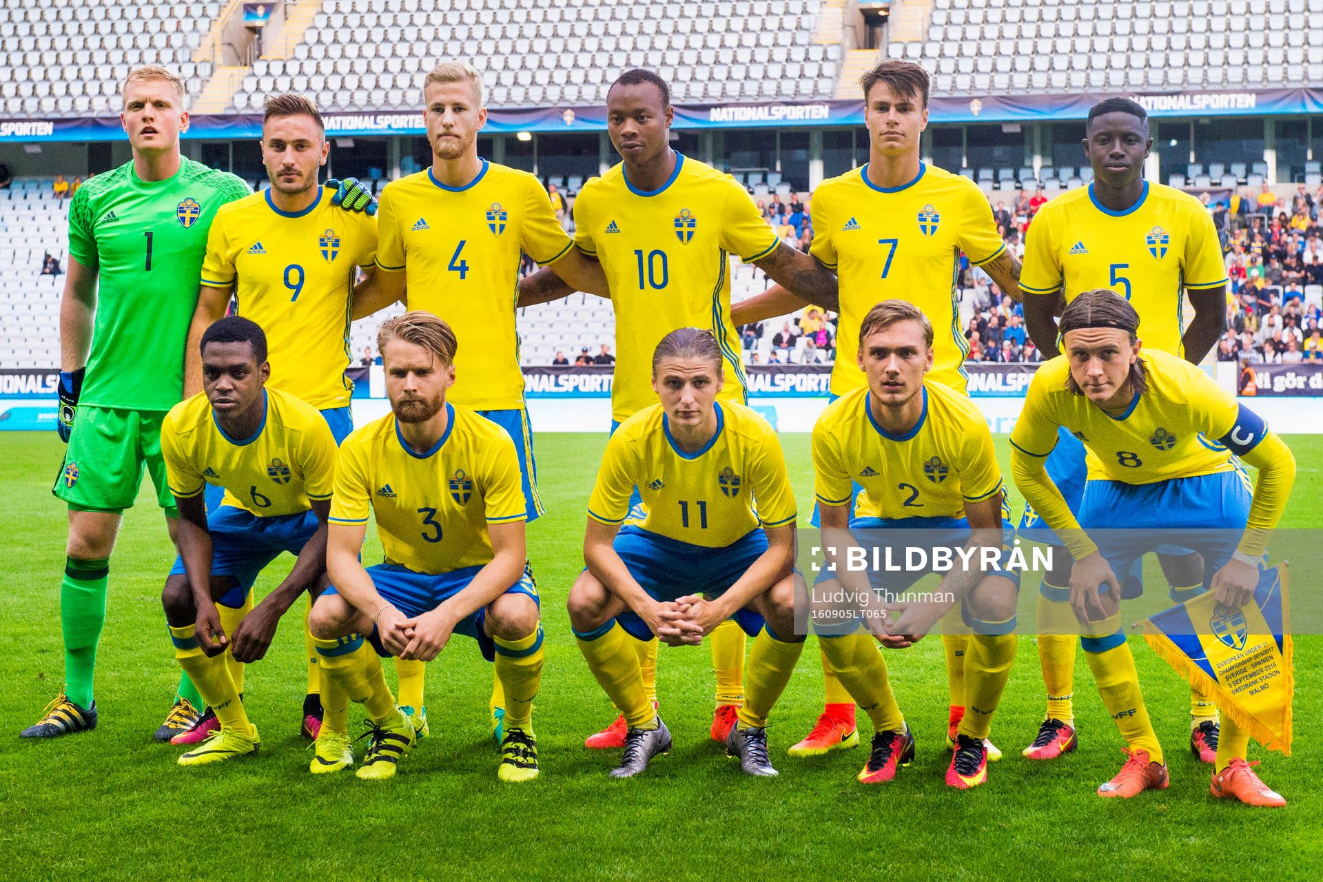 Sveriges startelva från vänster: målvakt Tim Erlandsson, Muamer Tankovic, Filip Dagerstål, Carlos Strandberg, Melker Hallberg, Pa Konate, nedre raden: Joel Asoro, Jacob Une Larsson, Pawel Cibicki, +2+och Kristoffer Olsson inför fotbollsmatchen i kvalet till U21-EM mellan Sverige och Spanien den 5 augusti 2016 i Malmö.