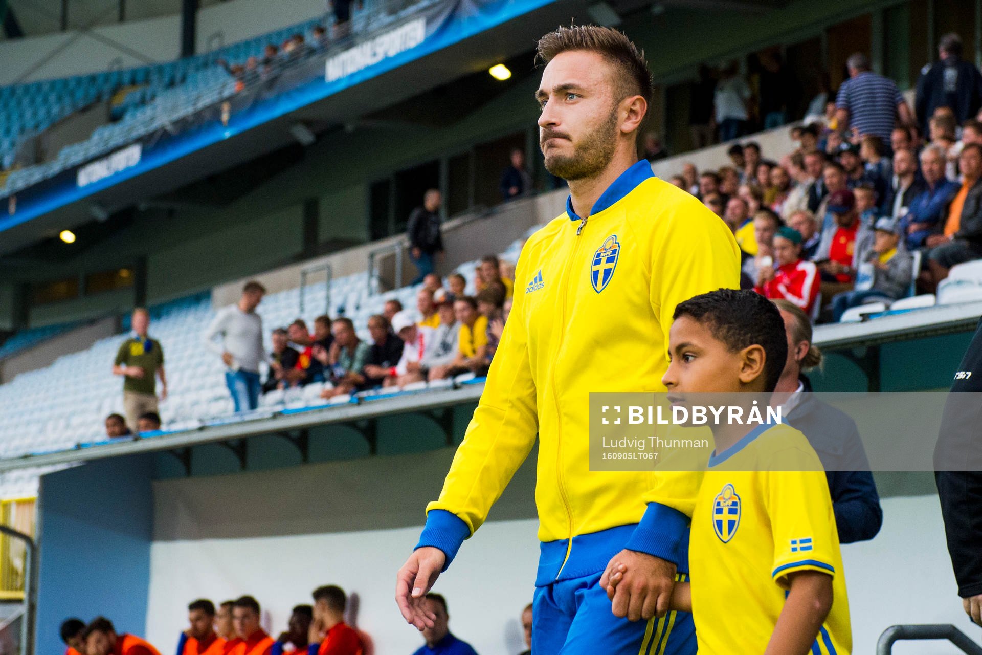 Sveriges Muamer Tankovic kommer ut på plan