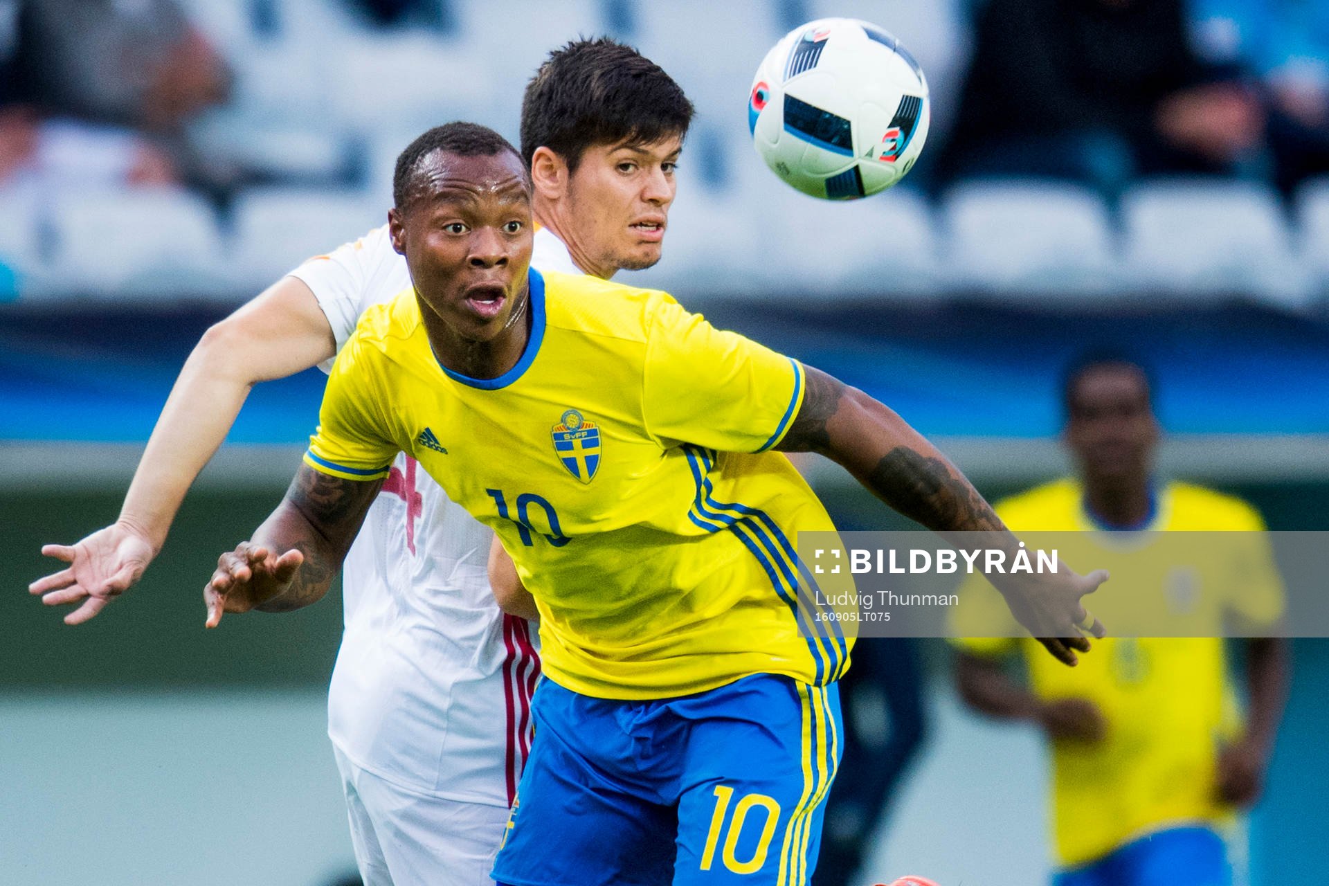 Spaniens Jorge Mere och Sveriges Carlos Strandberg under fotbollsmatchen i kvalet till U21-EM mellan Sverige och Spanien den 5 augusti 2016 i Malmö.