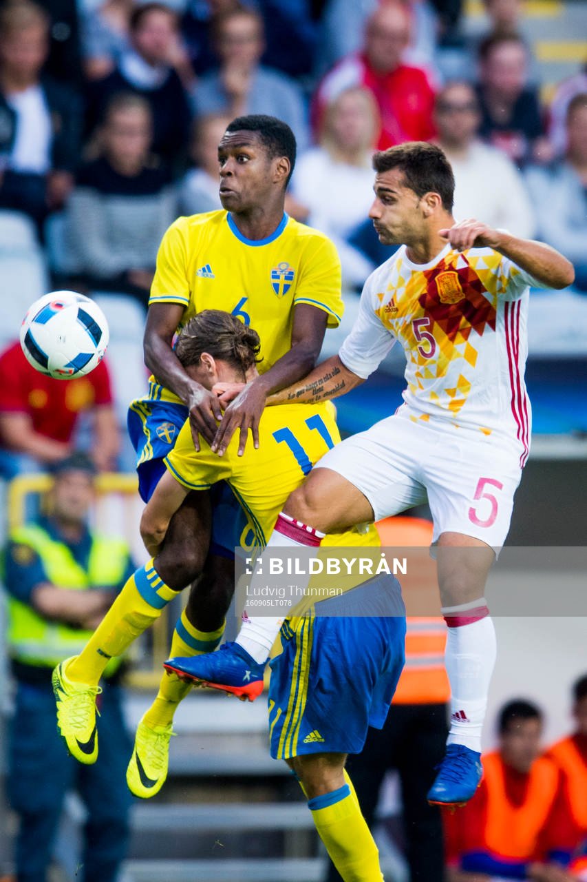 Sveriges Joel Asoro och Pawel Cibicki i kamp om bollen med