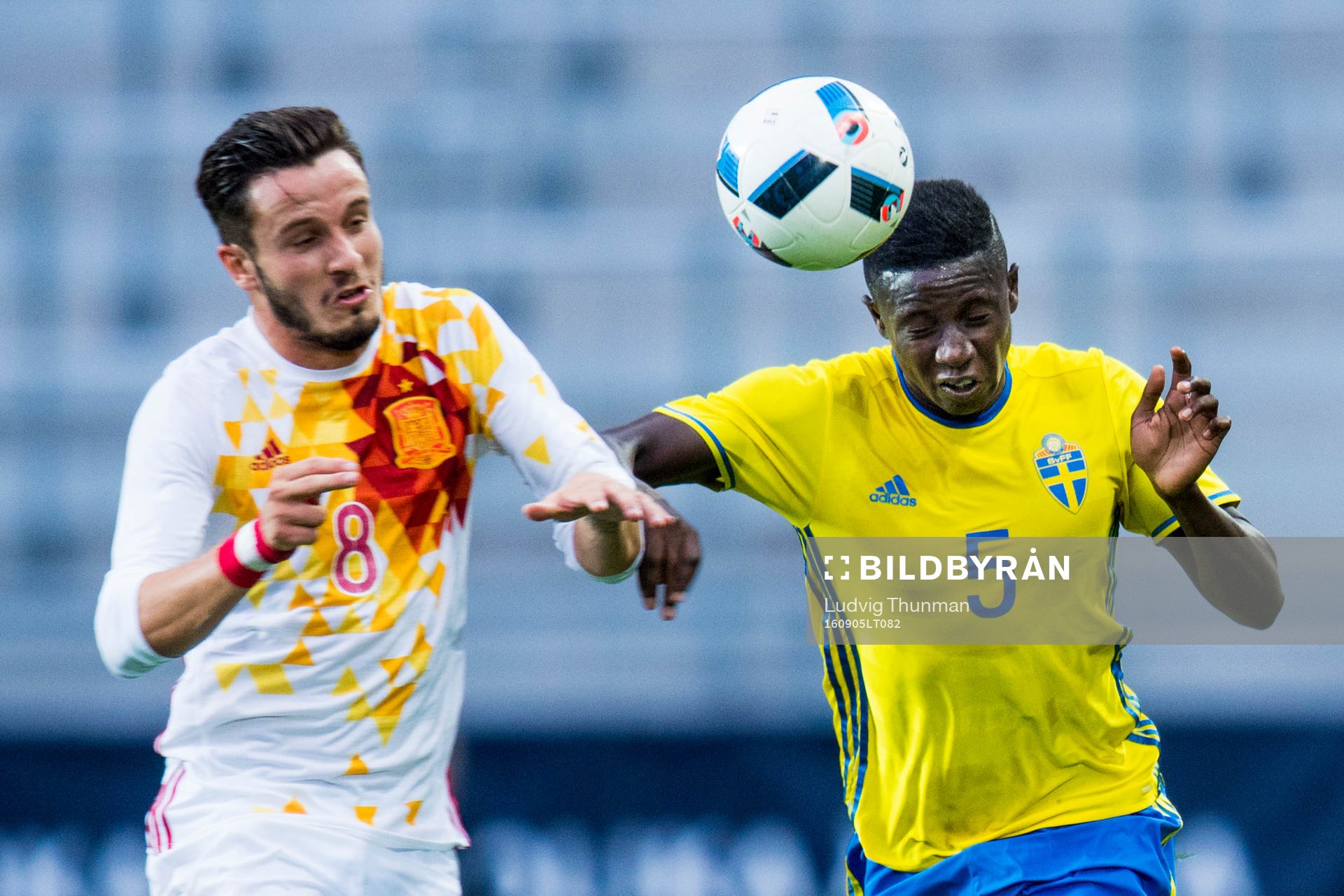 Spaniens Saul Niguez och Sveriges Pa Konate