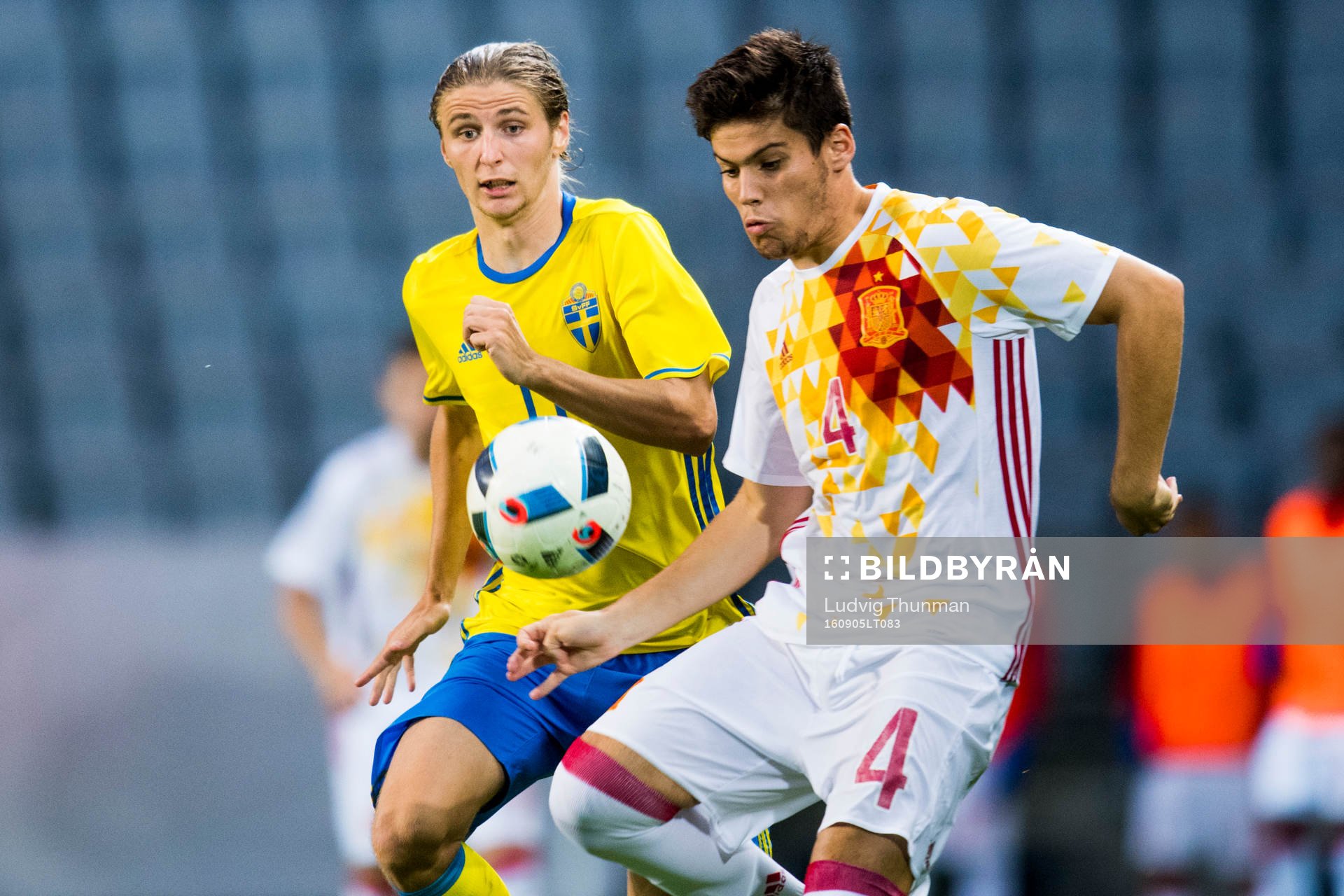 Sveriges Pawel Cibicki och Spaniens Jorge Mere under fotbollsmatchen i kvalet till U21-EM mellan Sverige och Spanien den 5 augusti 2016 i Malmö.