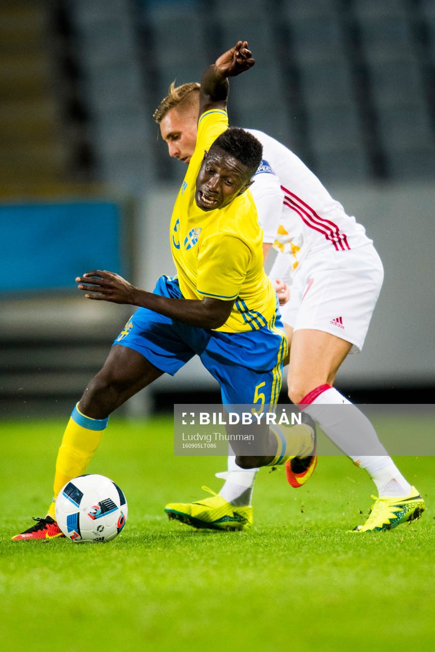 Sveriges Pa Konate faller i kamp med Spaniens Gerard Deulofeu under fotbollsmatchen i kvalet till U21-EM mellan Sverige och Spanien den 5 augusti 2016 i Malmö.
