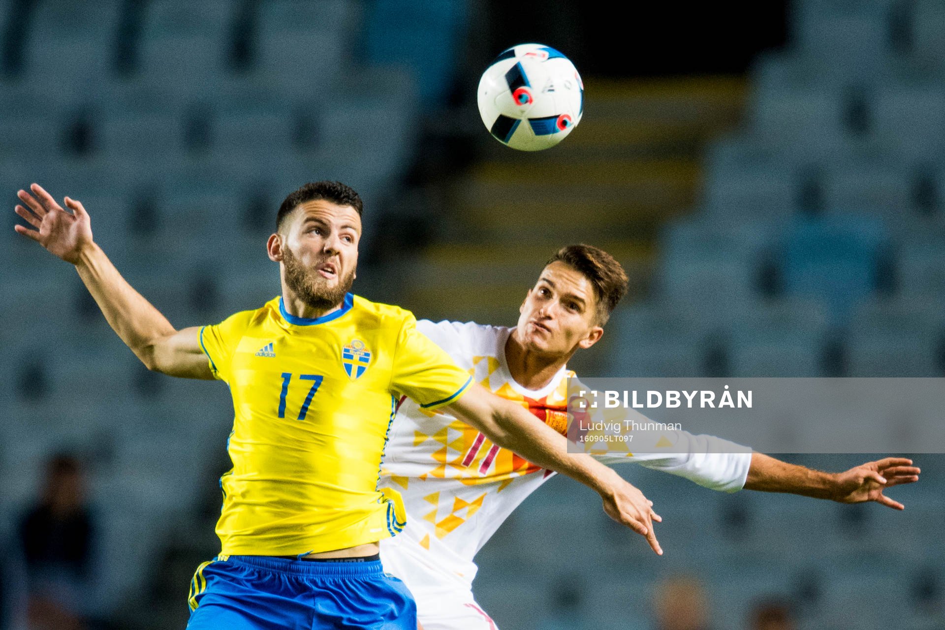 Sveriges Erdal Rakip och Spaniens Denis Suarez